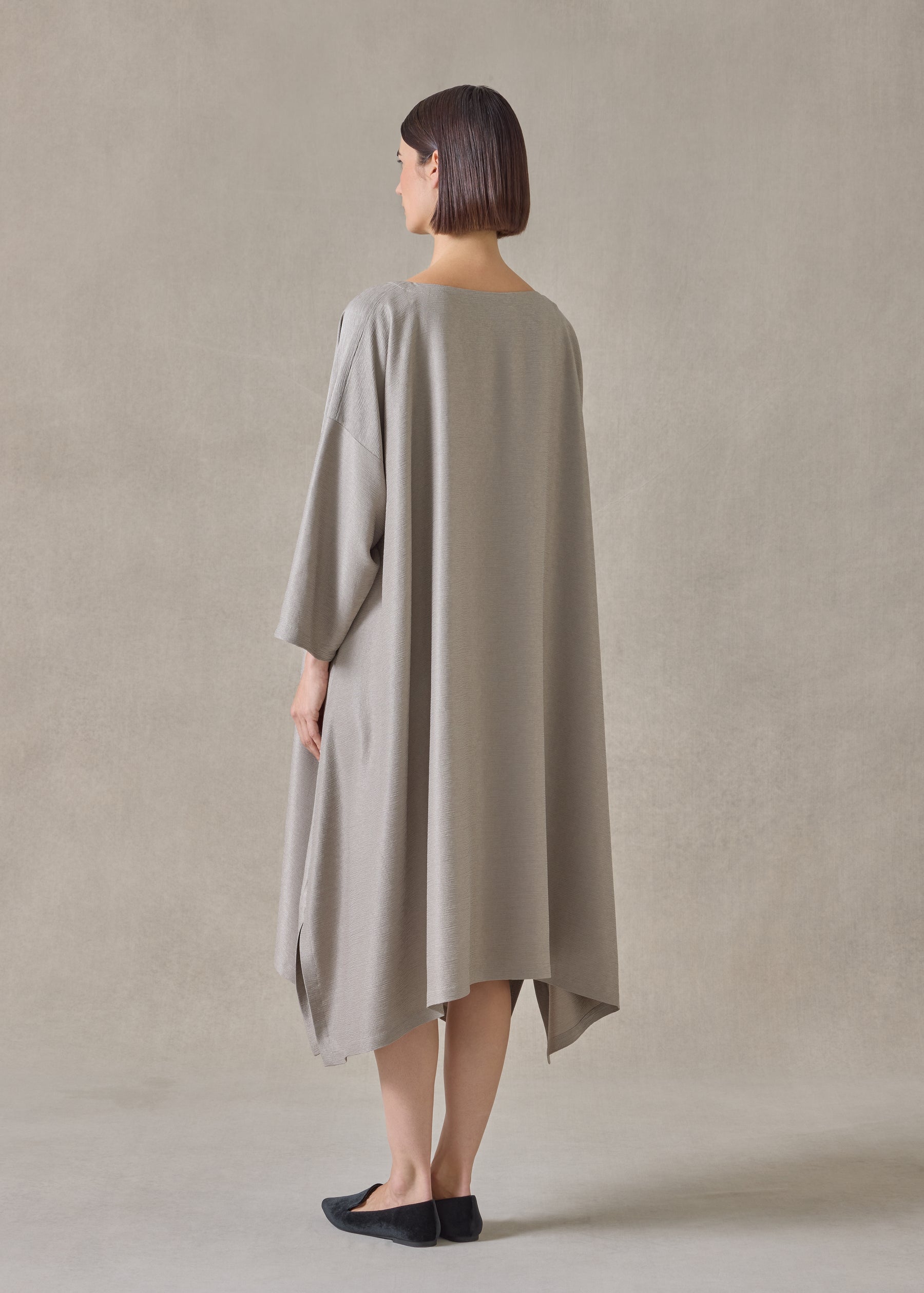 midweight silk plissé scoop neck dress (stone)