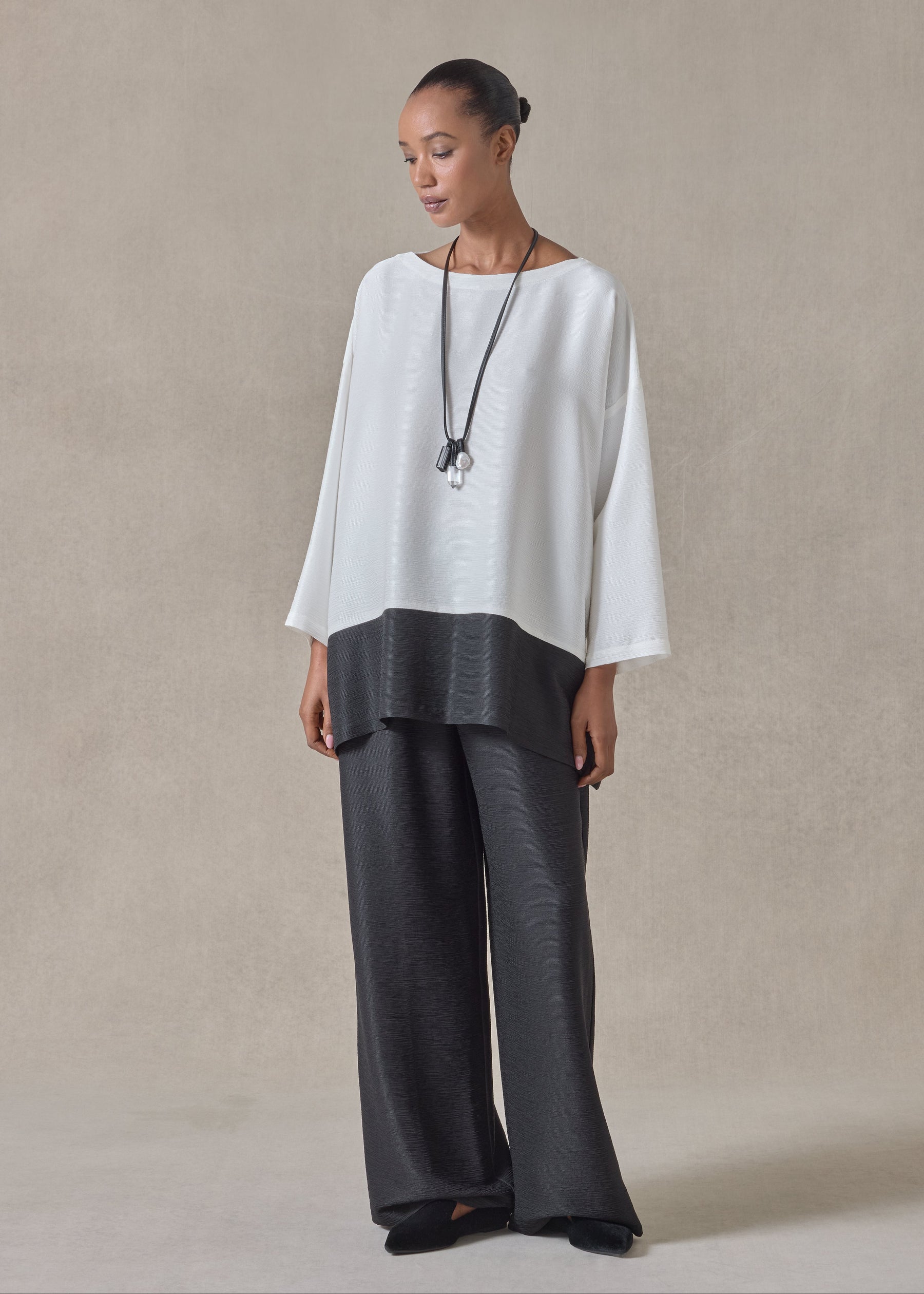 midweight silk plissé wide a-line scoop neck top - long (white/black)