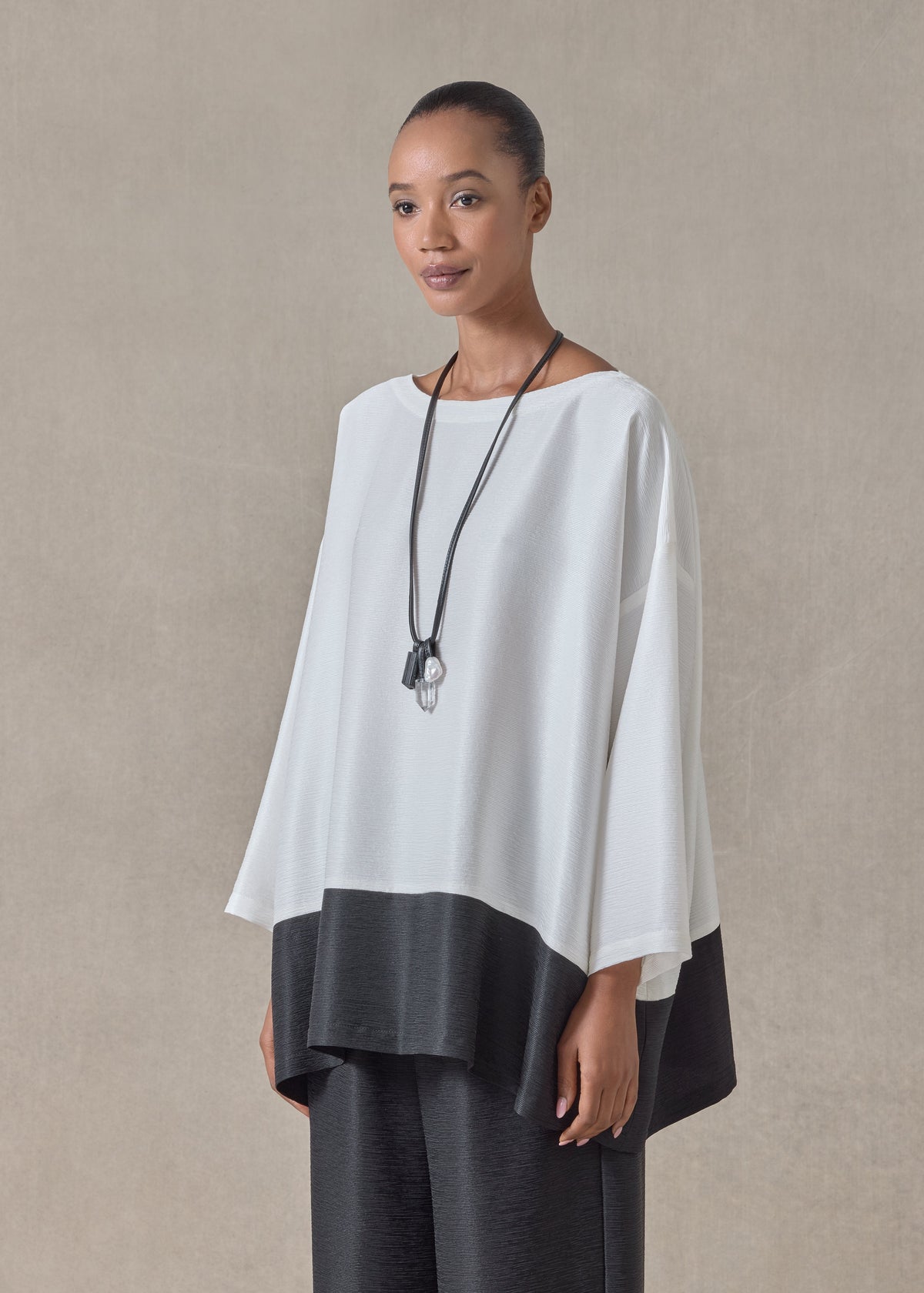 midweight silk plissé wide a-line scoop neck top - long (white/black)