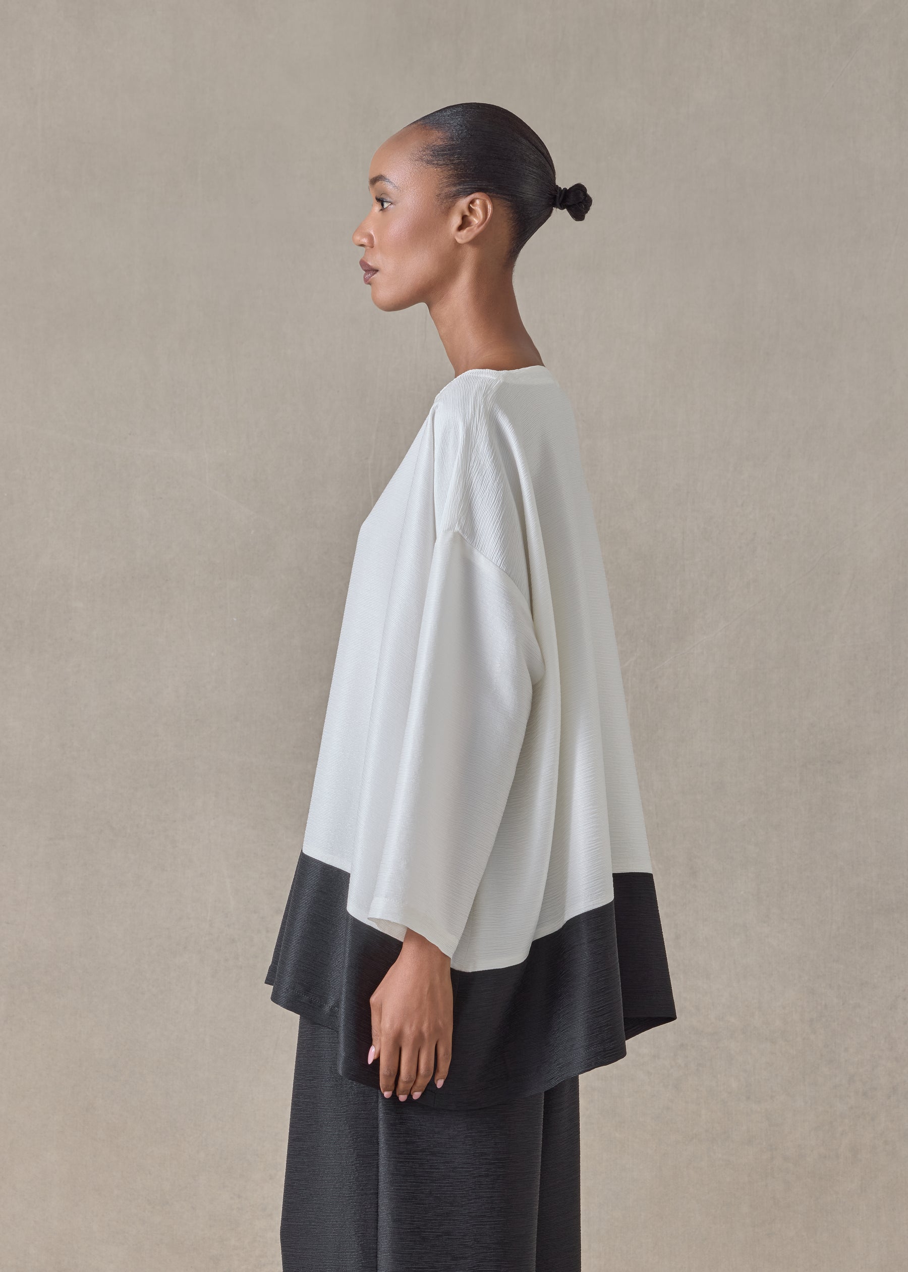 midweight silk plissé wide a-line scoop neck top - long (white/black)