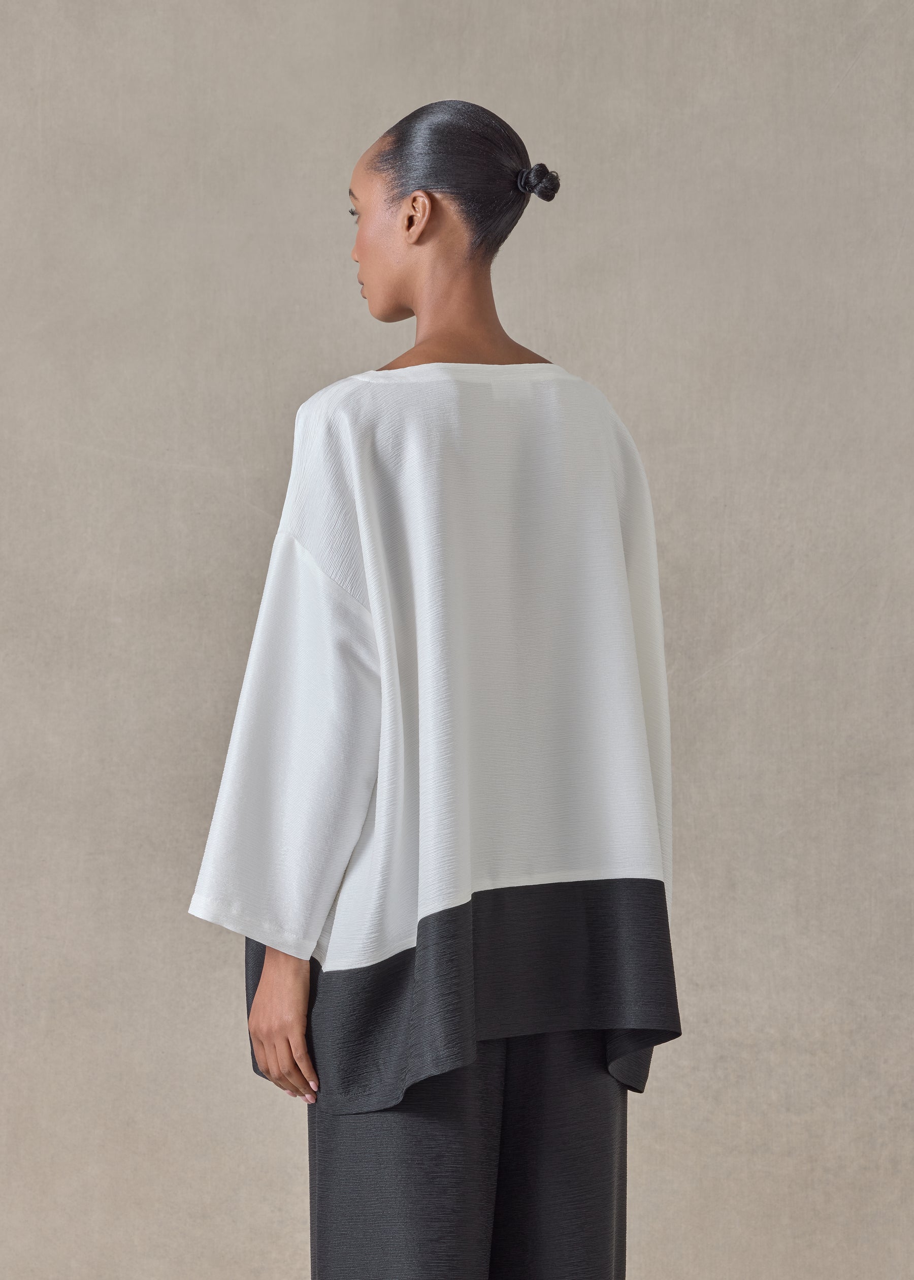 midweight silk plissé wide a-line scoop neck top - long (white/black)