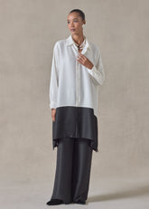 midweight silk plissé wide a-line shirt with collar - very long with slits (white/black)