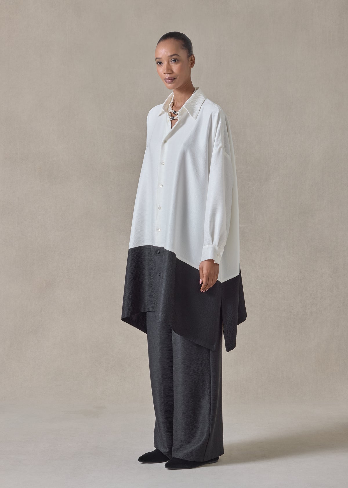 midweight silk plissé wide a-line shirt with collar - very long with slits (white/black)