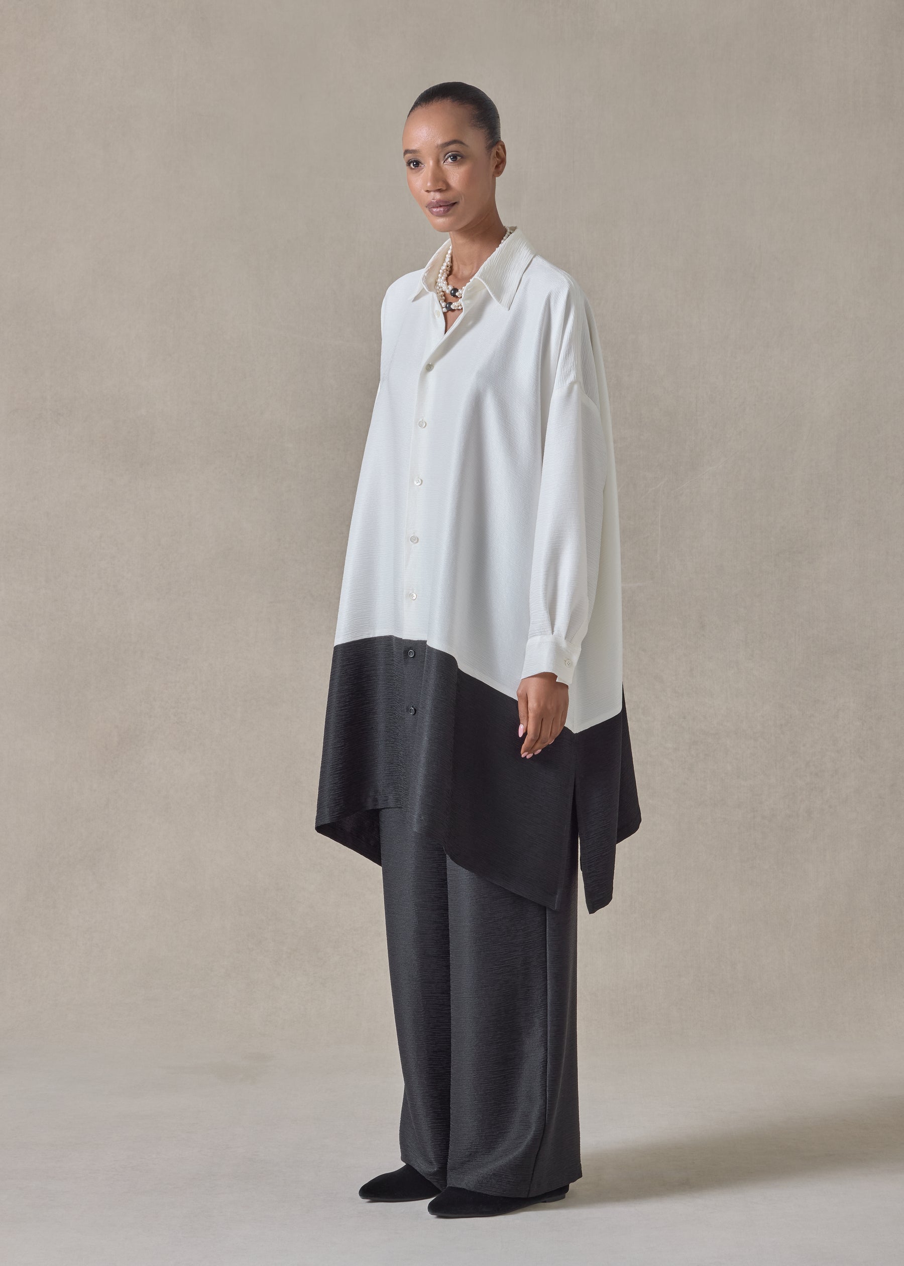 midweight silk plissé wide a-line shirt with collar - very long with slits (white/black)