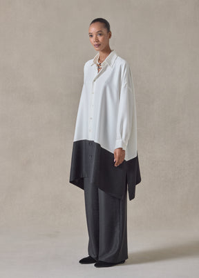 midweight silk plissé wide a-line shirt with collar - very long with slits (white/black)