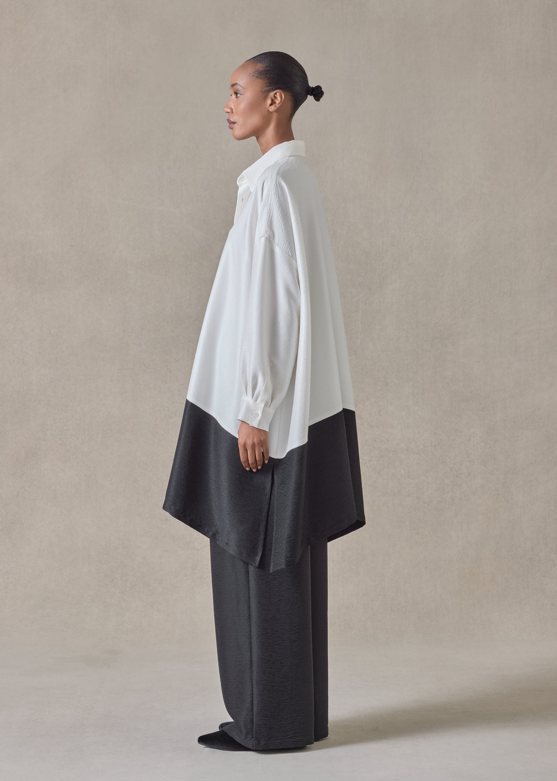 midweight silk plissé wide a-line shirt with collar - very long with slits (white/black)