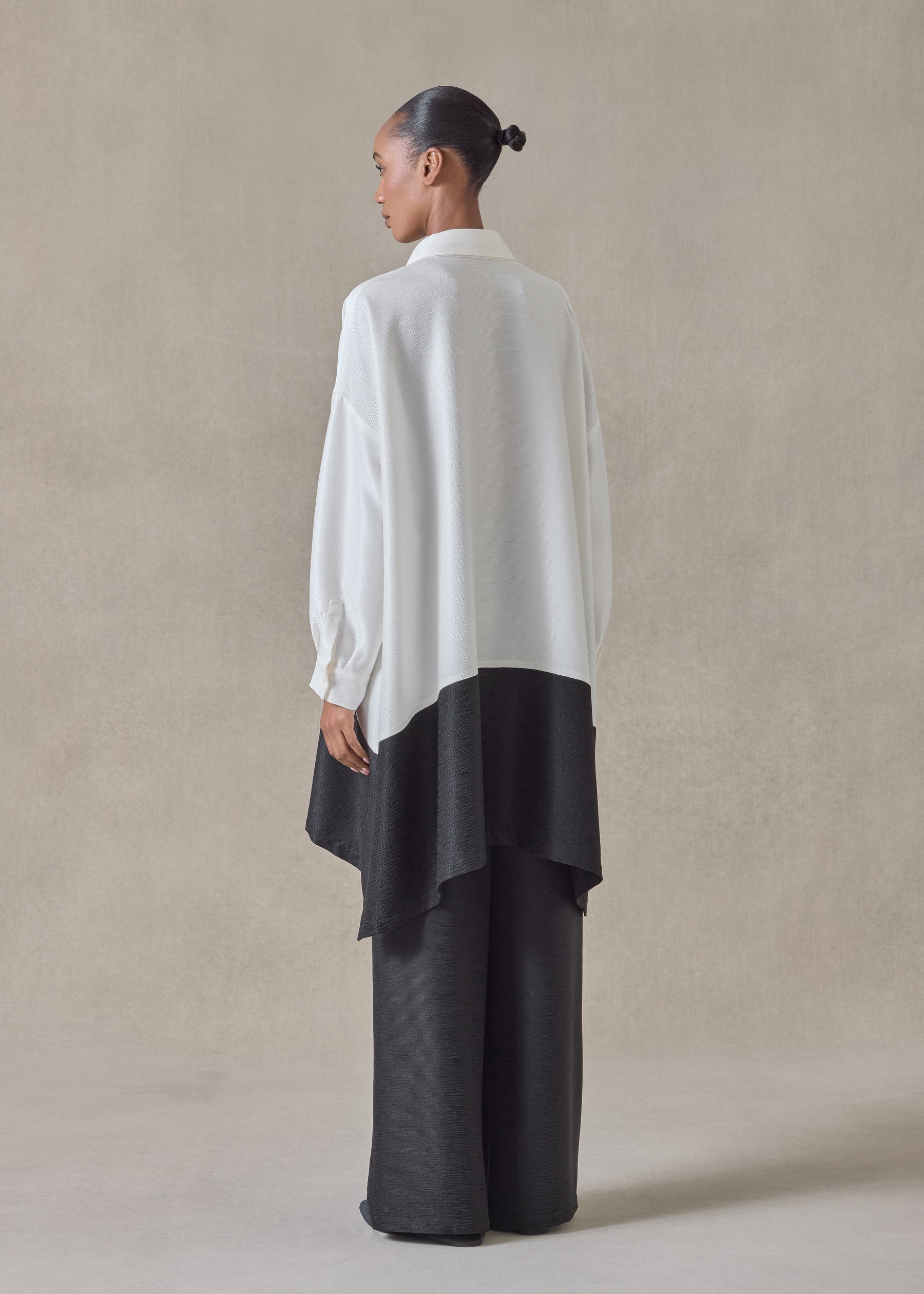 midweight silk plissé wide a-line shirt with collar - very long with slits (white/black)