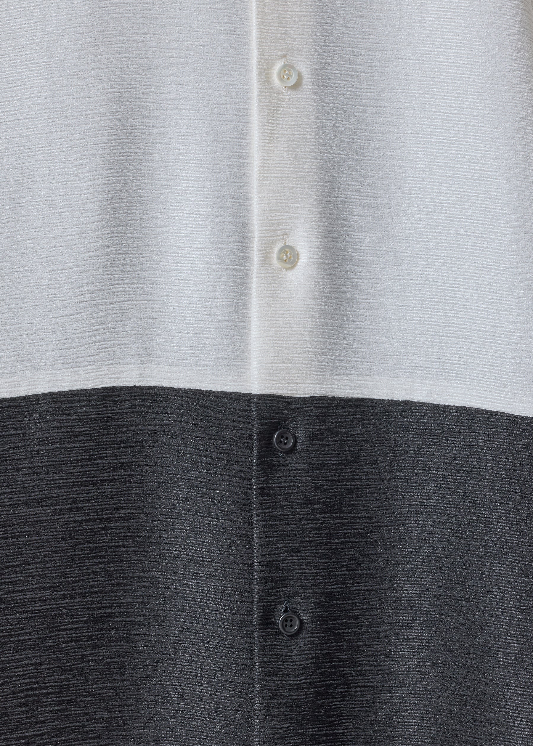 midweight silk plissé wide a-line shirt with collar - very long with slits (white/black)