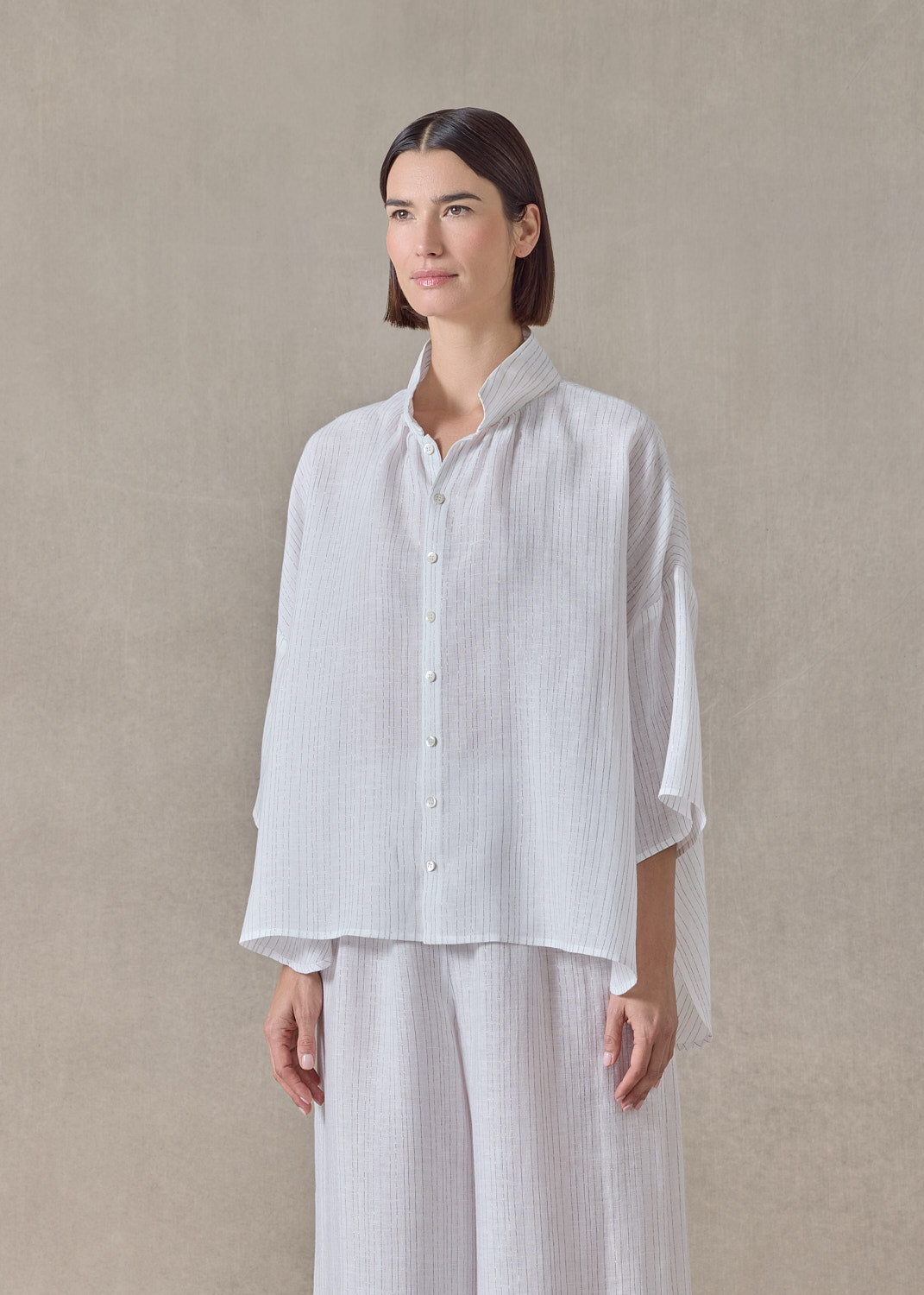 extrafine gold stripe linen sloped shoulder wide a-line pleated collar short sleeve shirt - mid (white)