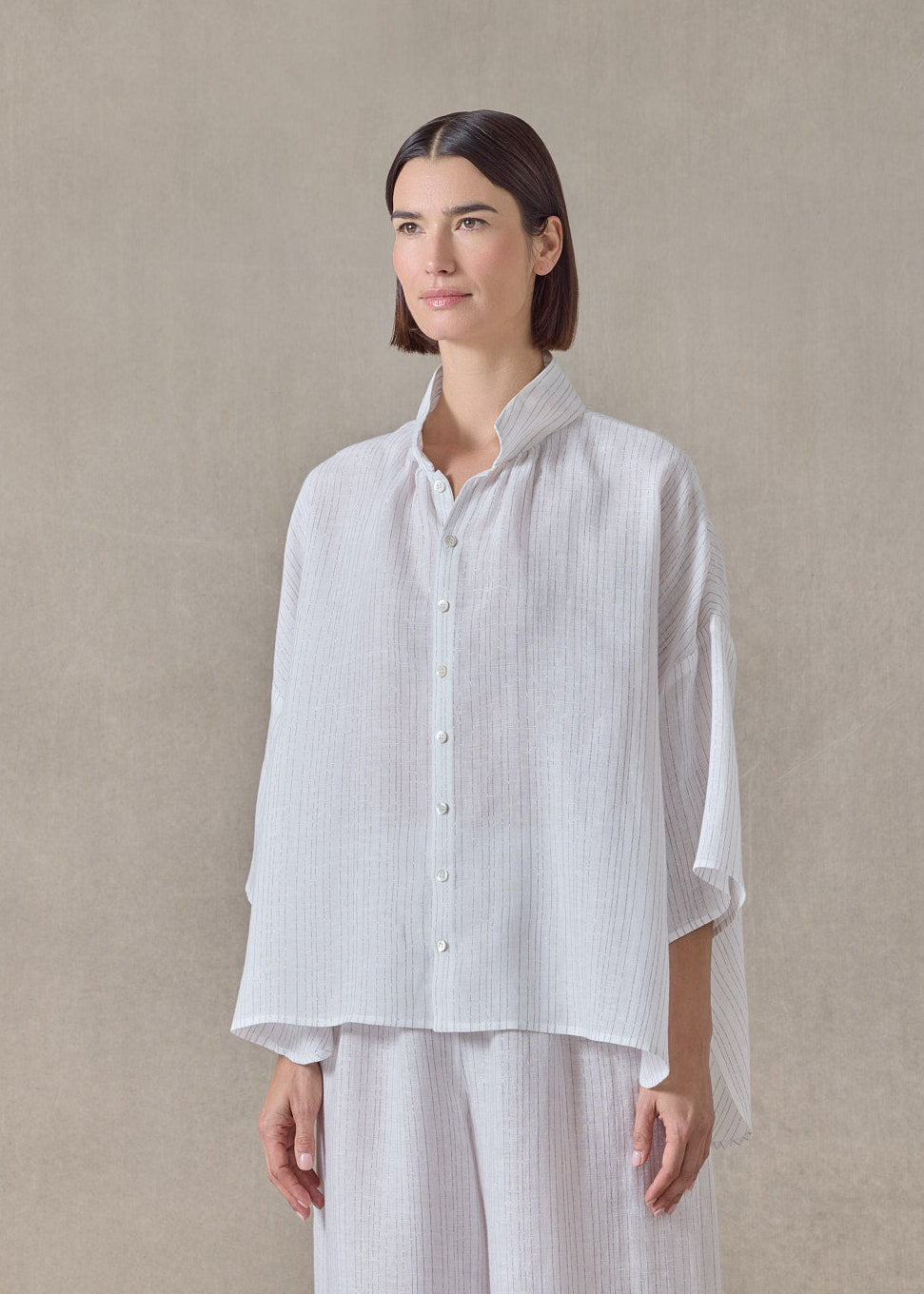 extrafine gold stripe linen sloped shoulder wide a-line pleated collar short sleeve shirt - mid (white)