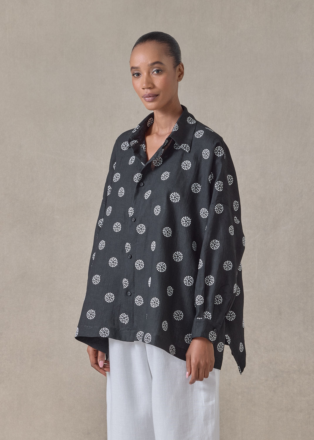 embroidered linen wide longer back shirt with collar - mid plus (black with white)