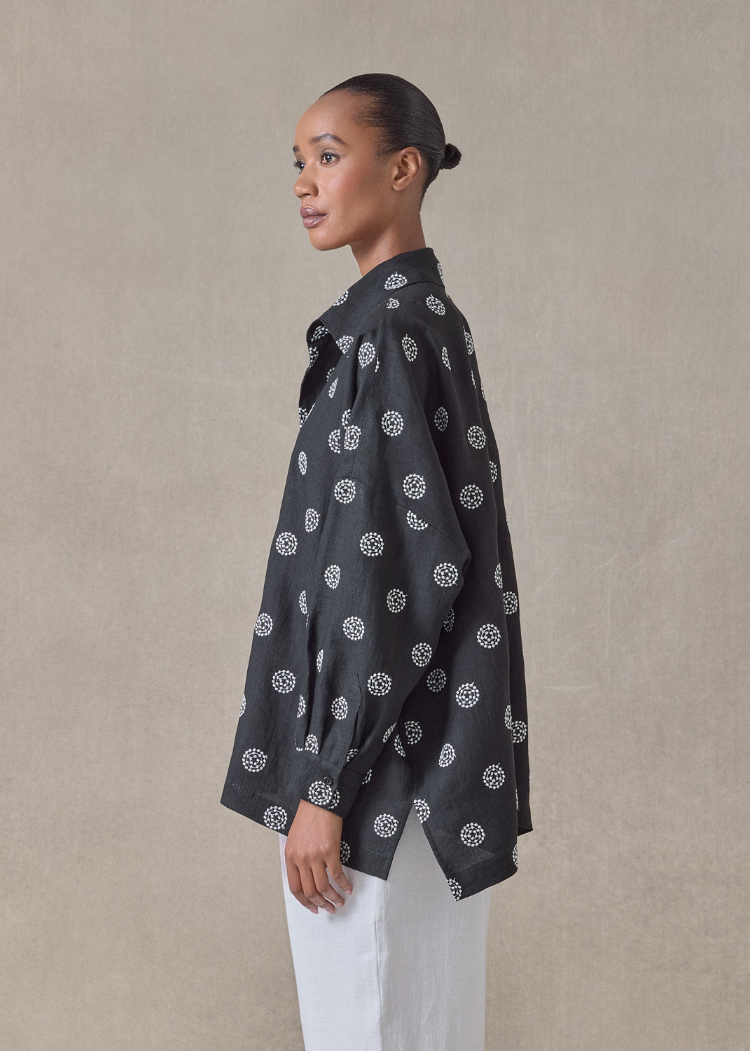 embroidered linen wide longer back shirt with collar - mid plus (black with white)
