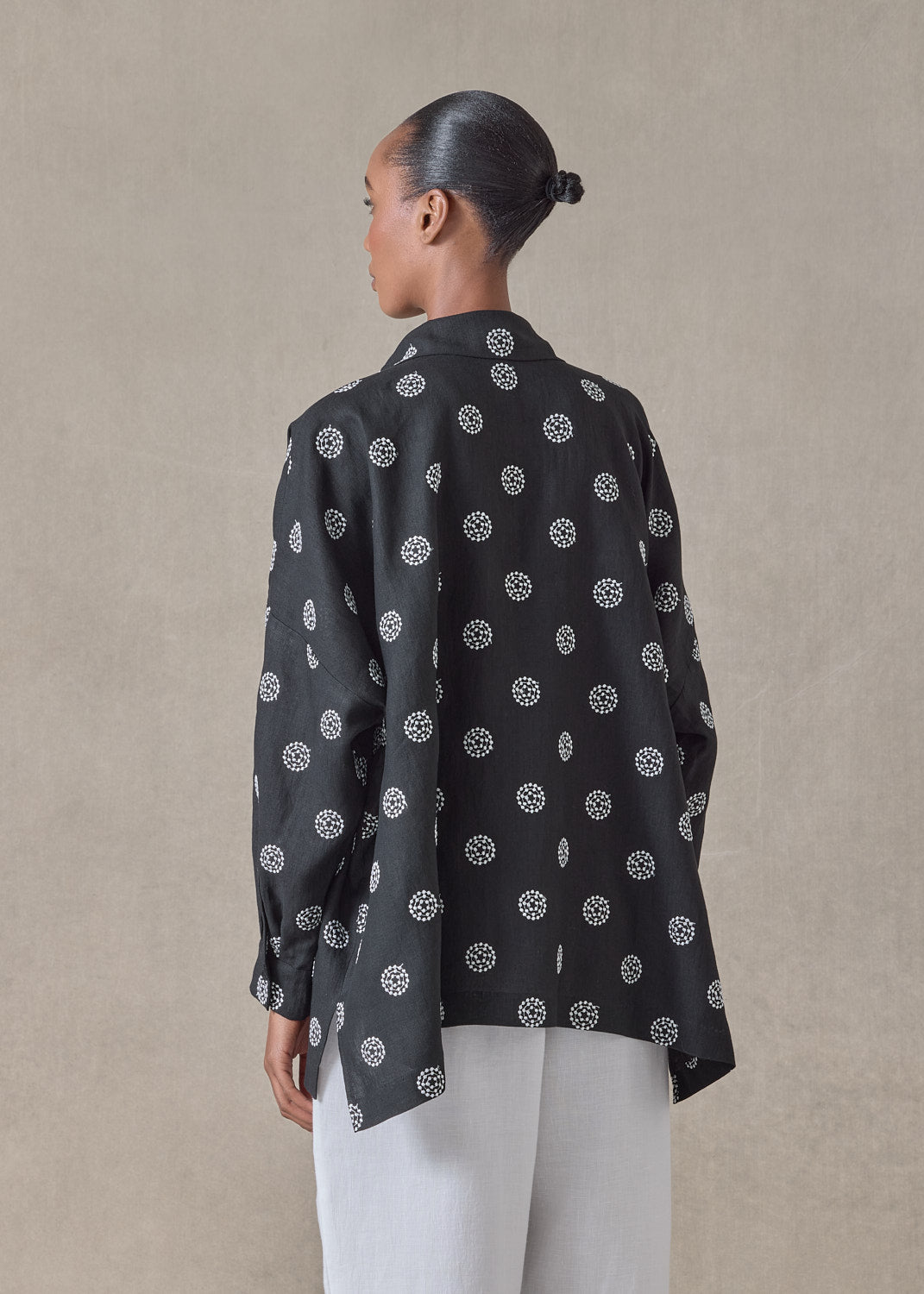 embroidered linen wide longer back shirt with collar - mid plus (black with white)