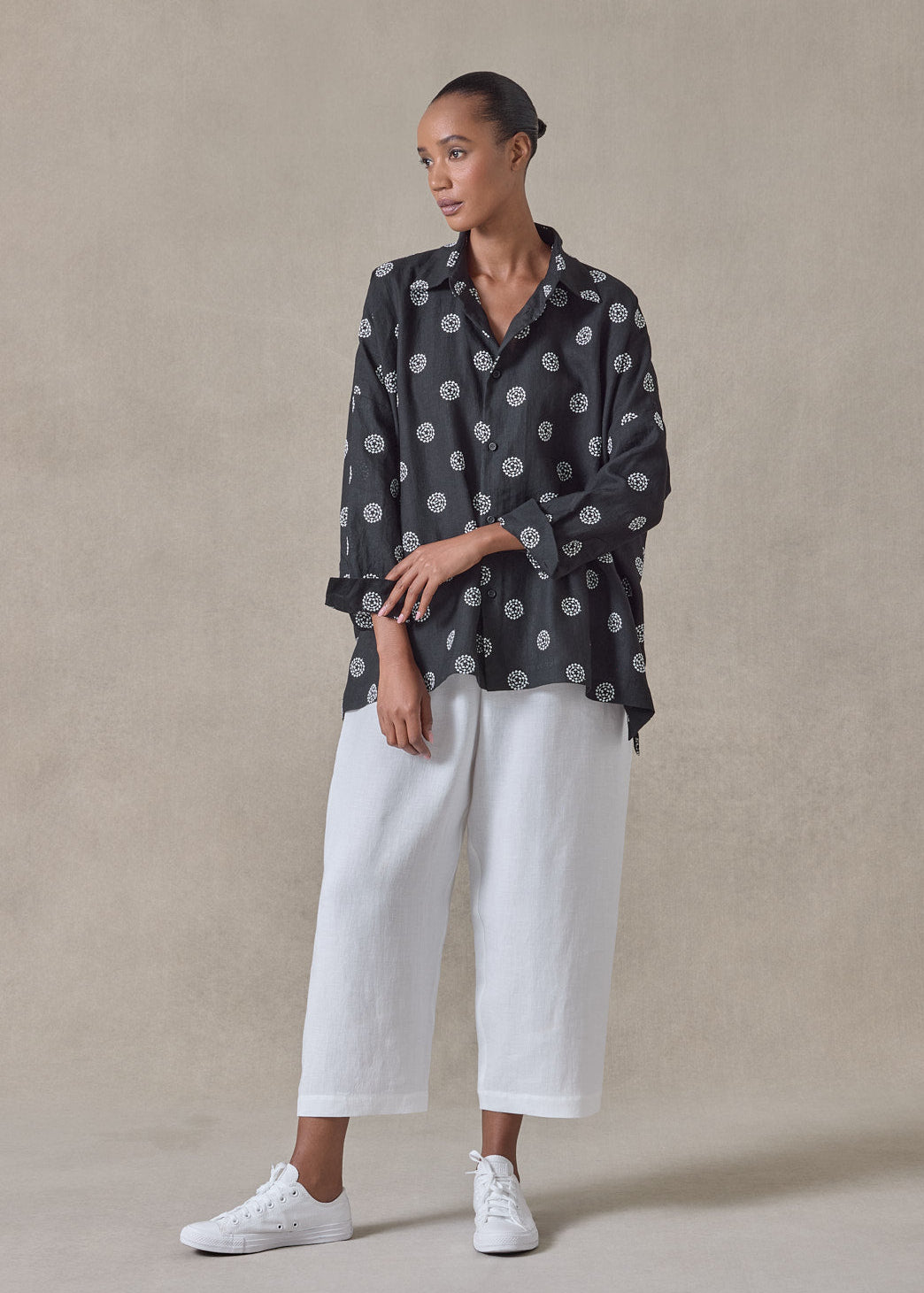 embroidered linen wide longer back shirt with collar - mid plus (black with white)