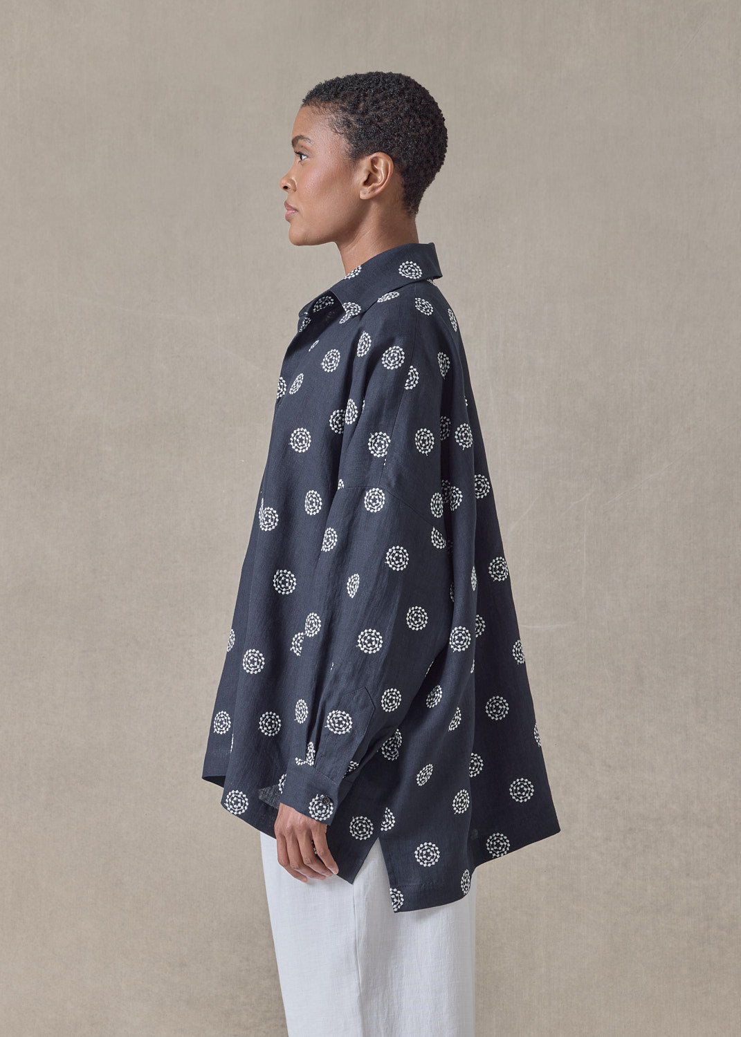 embroidered linen wide longer back shirt with collar - mid plus (navy with white)