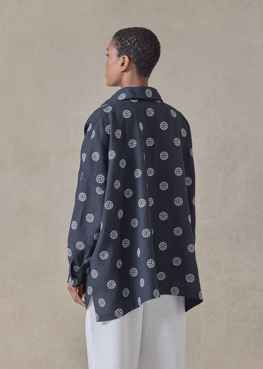 embroidered linen wide longer back shirt with collar - mid plus (navy with white)