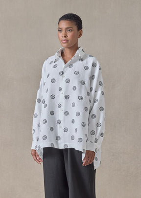 embroidered linen wide longer back shirt with collar - mid plus (white with black)