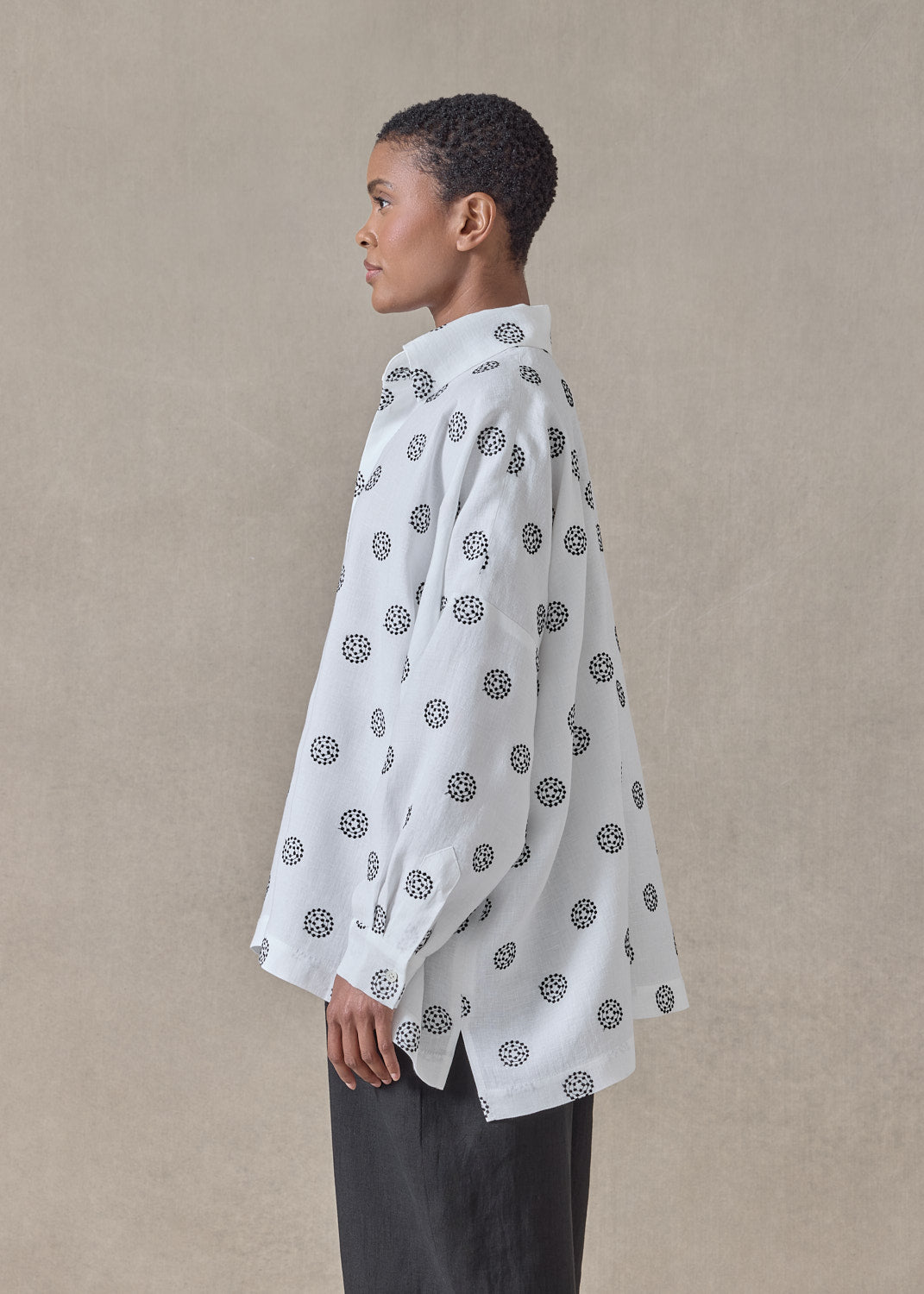 embroidered linen wide longer back shirt with collar - mid plus (white with black)