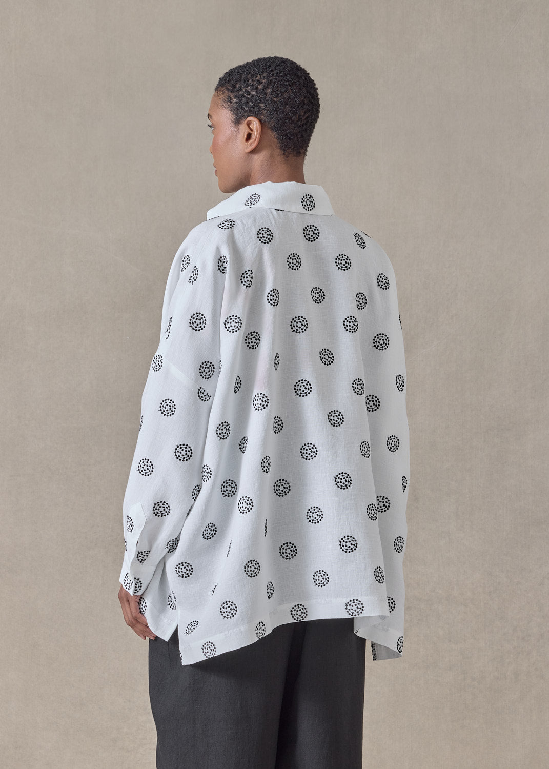 embroidered linen wide longer back shirt with collar - mid plus (white with black)