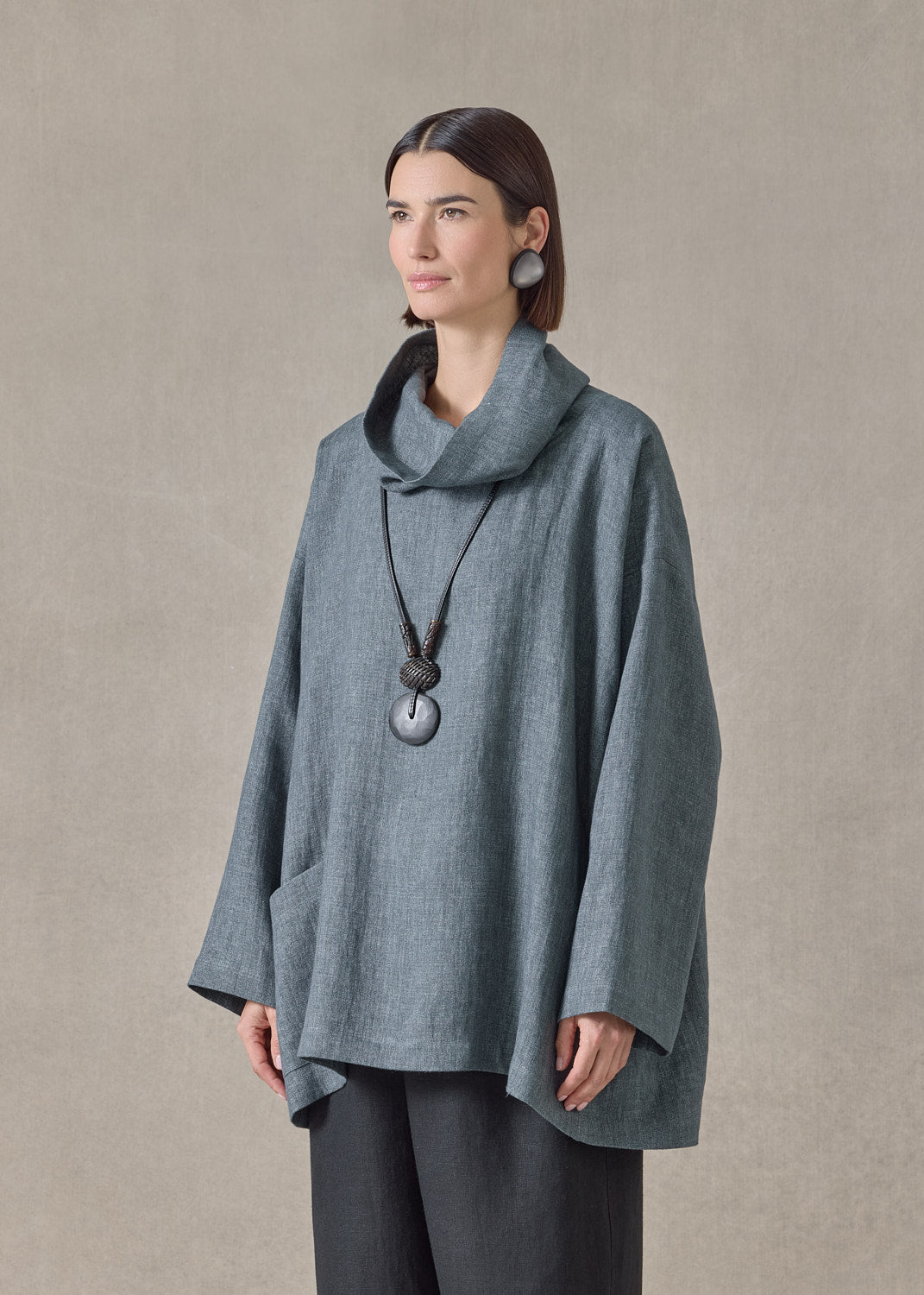 heavyweight delave linen angle to front monks top - long (petrol)