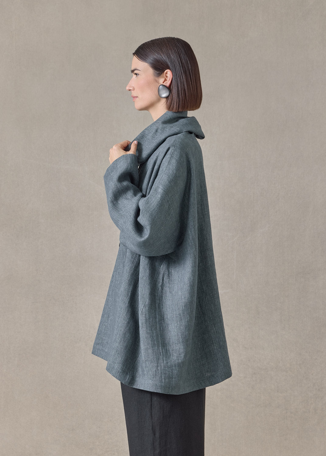 heavyweight delave linen angle to front monks top - long (petrol)