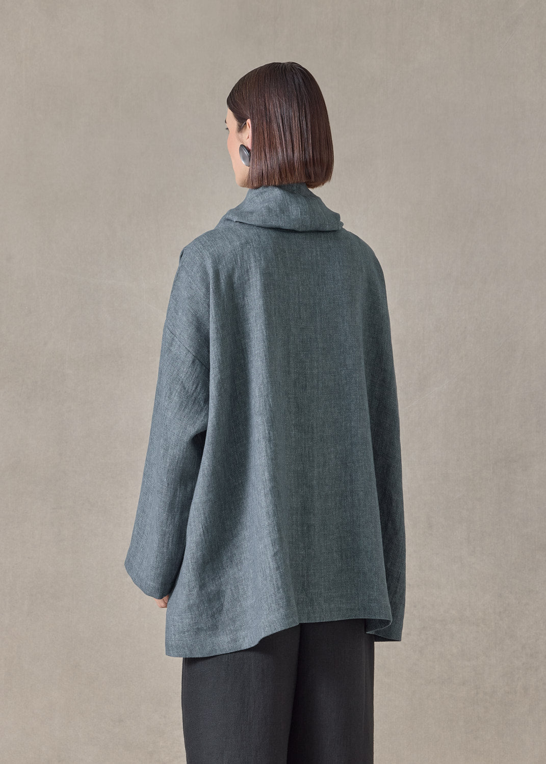 heavyweight delave linen angle to front monks top - long (petrol)