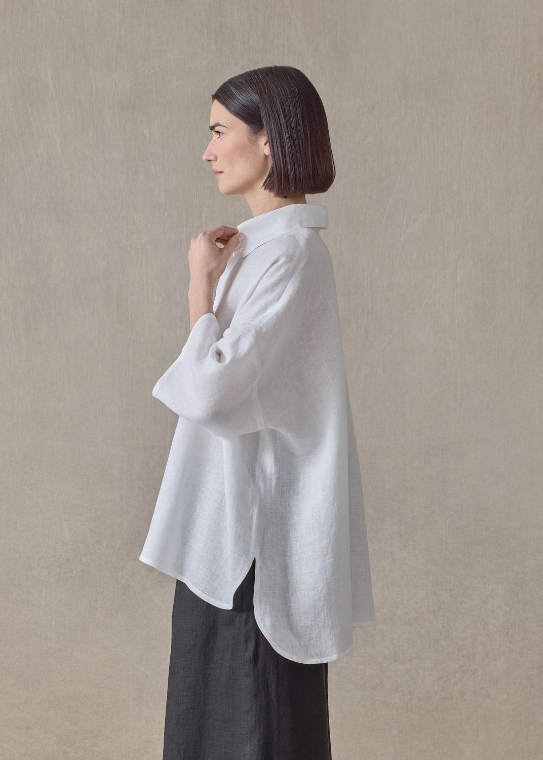handkerchief linen sloped shoulder wide a-line short sleeve shirt with collar - mid plus (white)