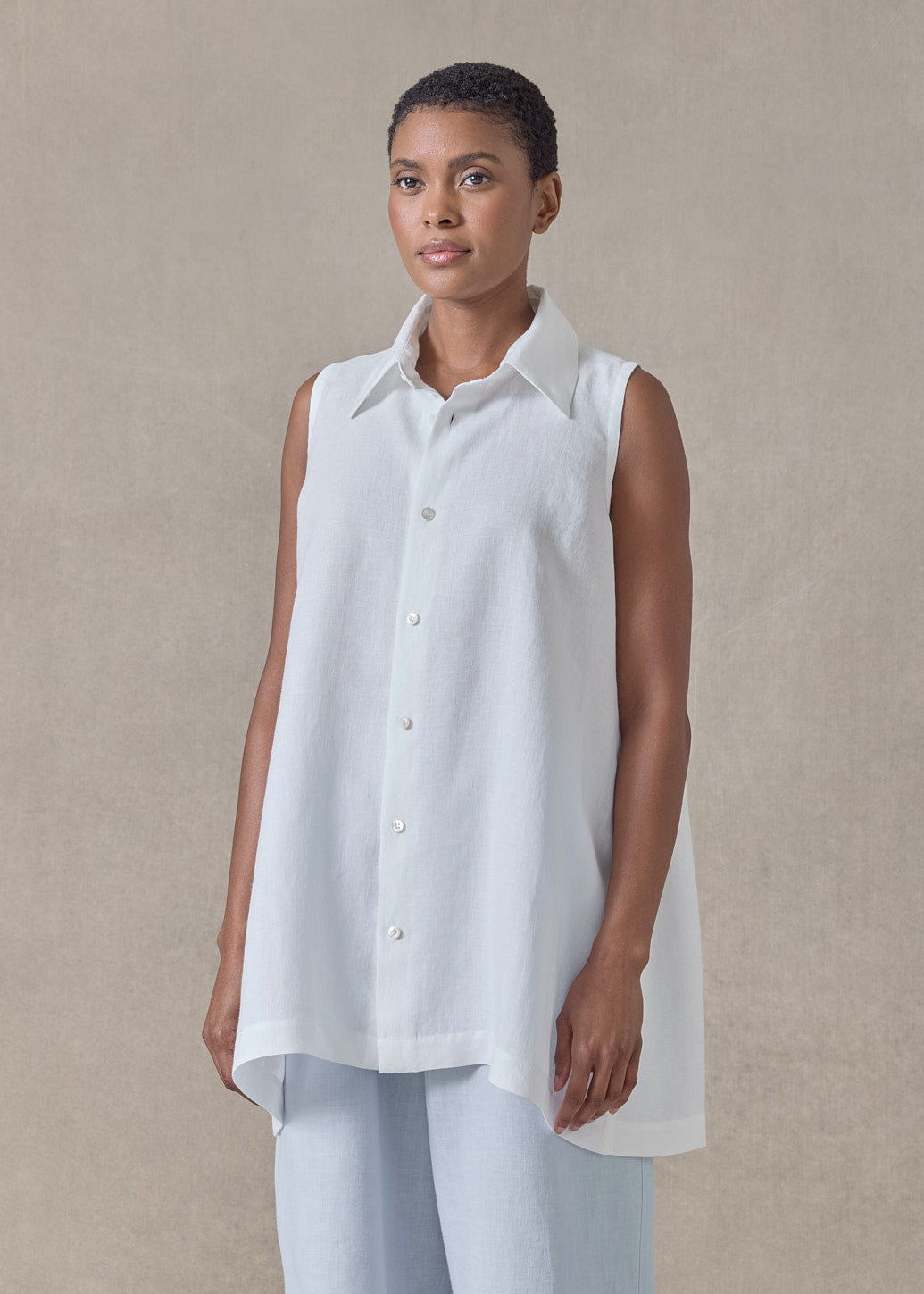 lightweight linen side pleated sleeveless shirt with collar - long (white)