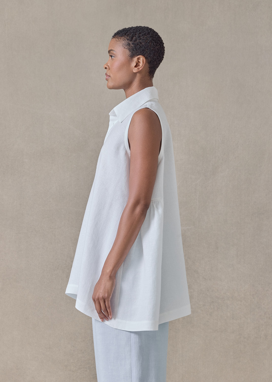 lightweight linen side pleated sleeveless shirt with collar - long (white)