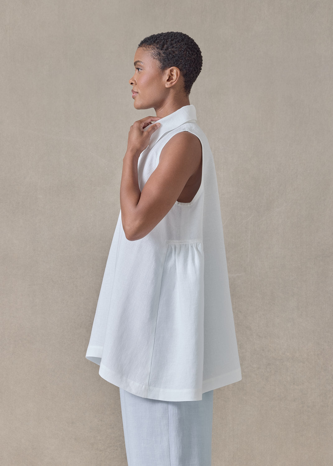 lightweight linen side pleated sleeveless shirt with collar - long (white)