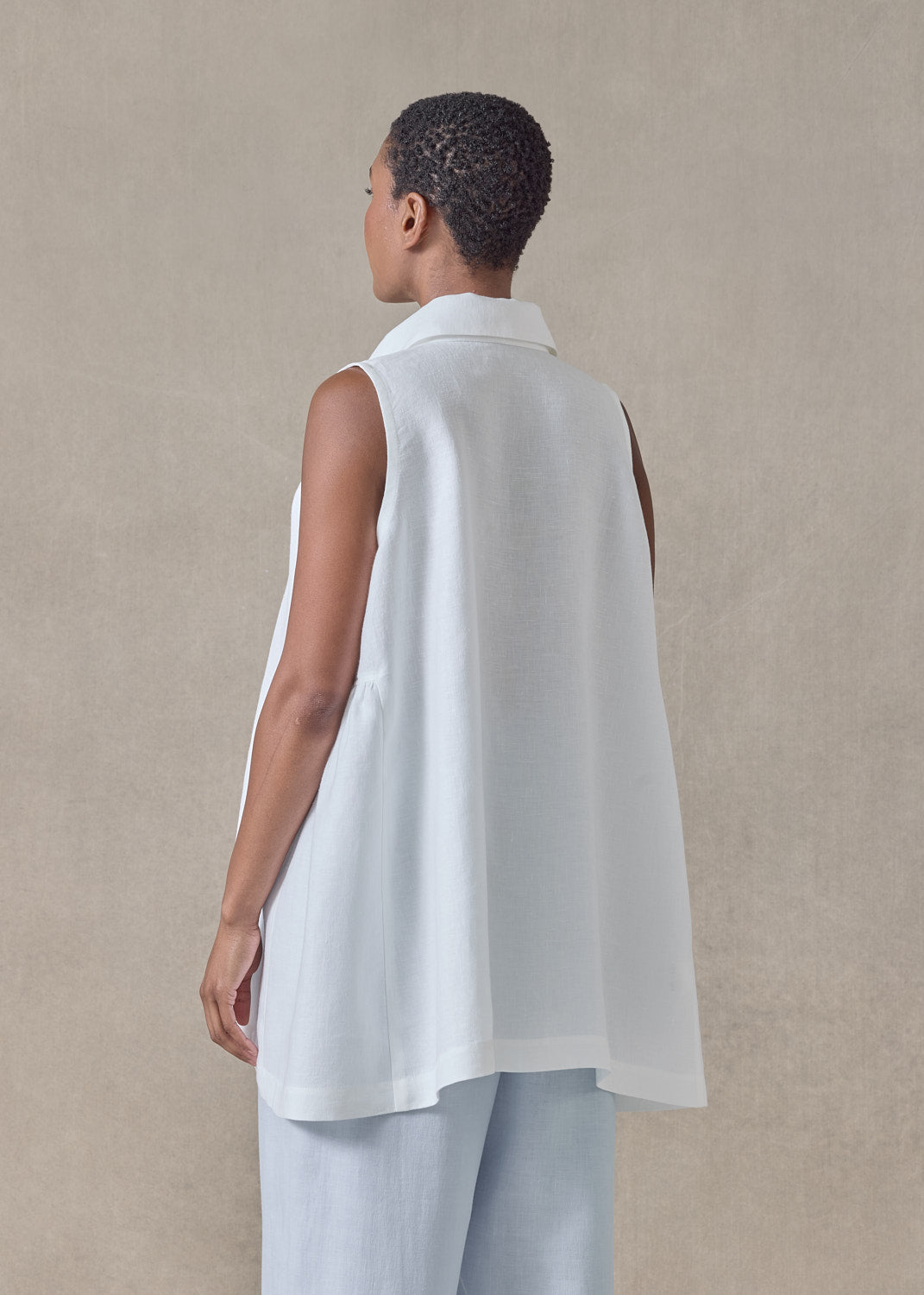 lightweight linen side pleated sleeveless shirt with collar - long (white)