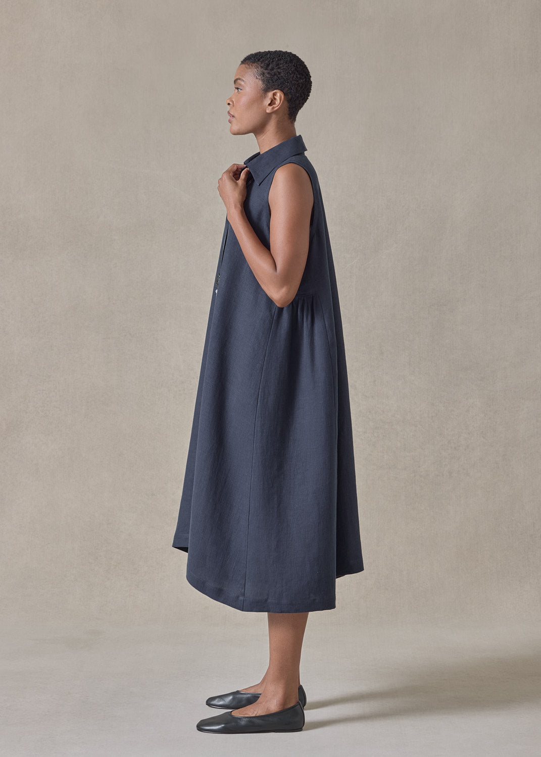 lightweight linen side pleated sleeveless shirt dress with collar (navydark)