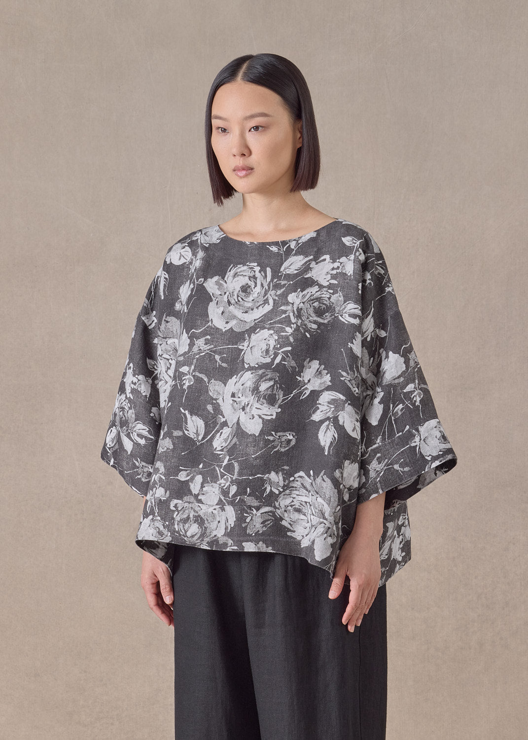 stonewashed linen 3/4 width scoop neck tunic with hem bands - mid (monochrome)