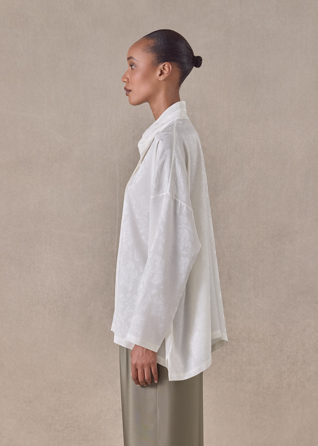 silk jacquard wide a-line double stand collar shirt - mid plus (ivory)