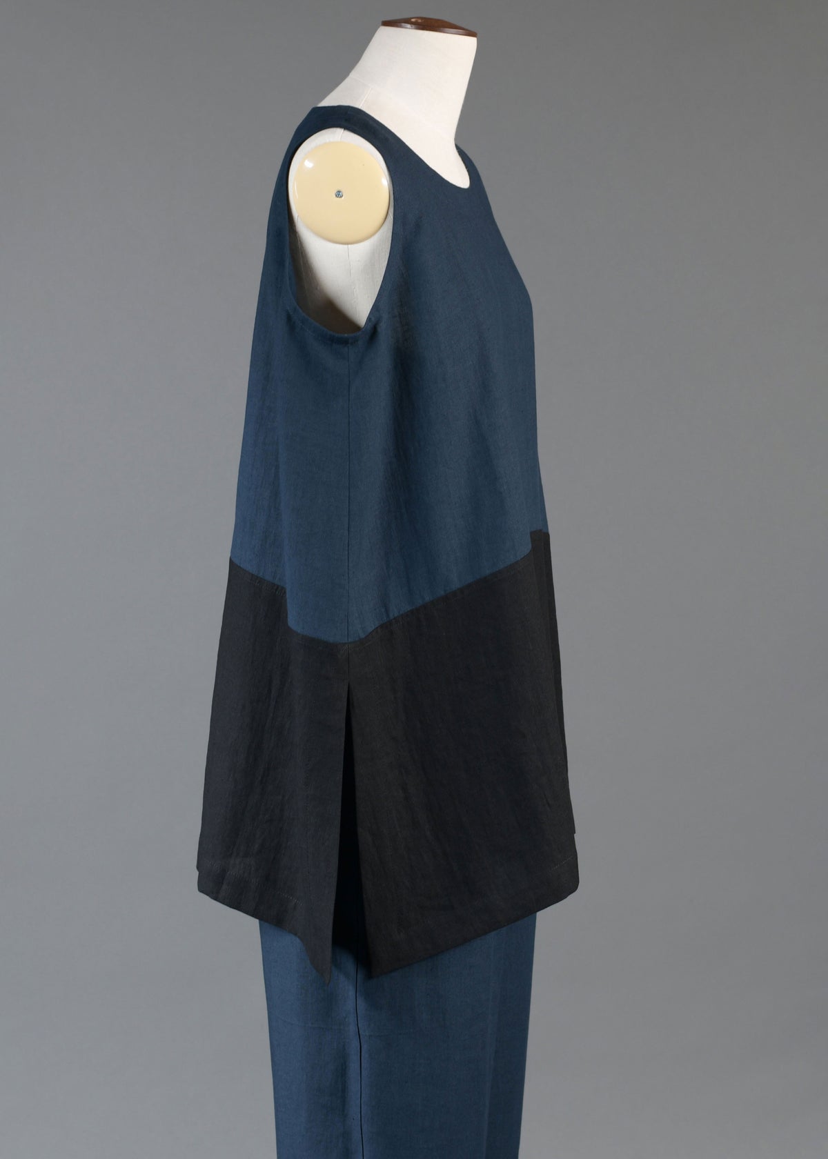 linen A-line round neck shell with side slit detail - long in black/navydark