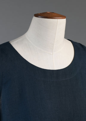 linen A-line round neck shell with side slit detail - long in black/navydark