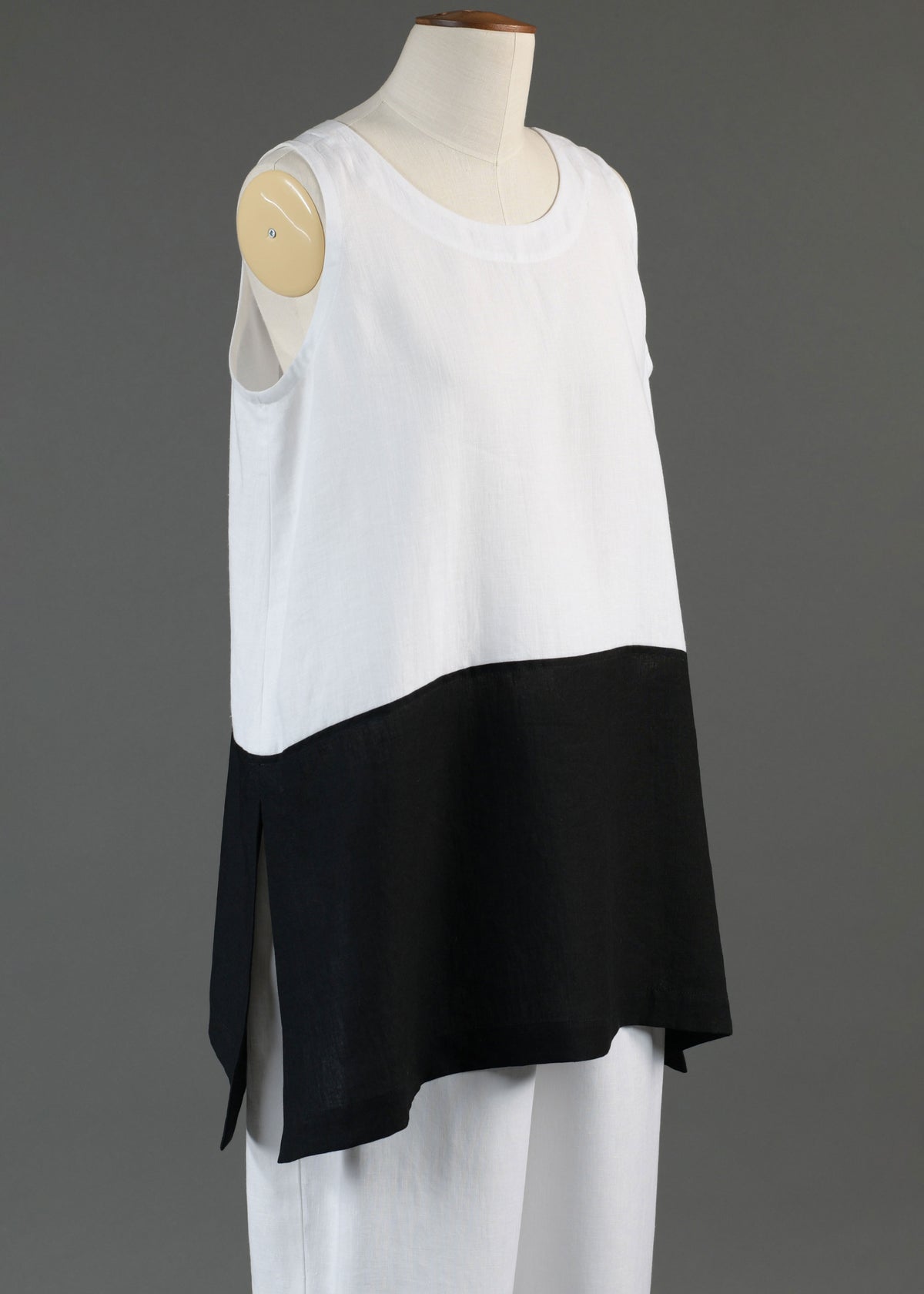 linen A-line round neck shell with side slit detail - long  in black/white