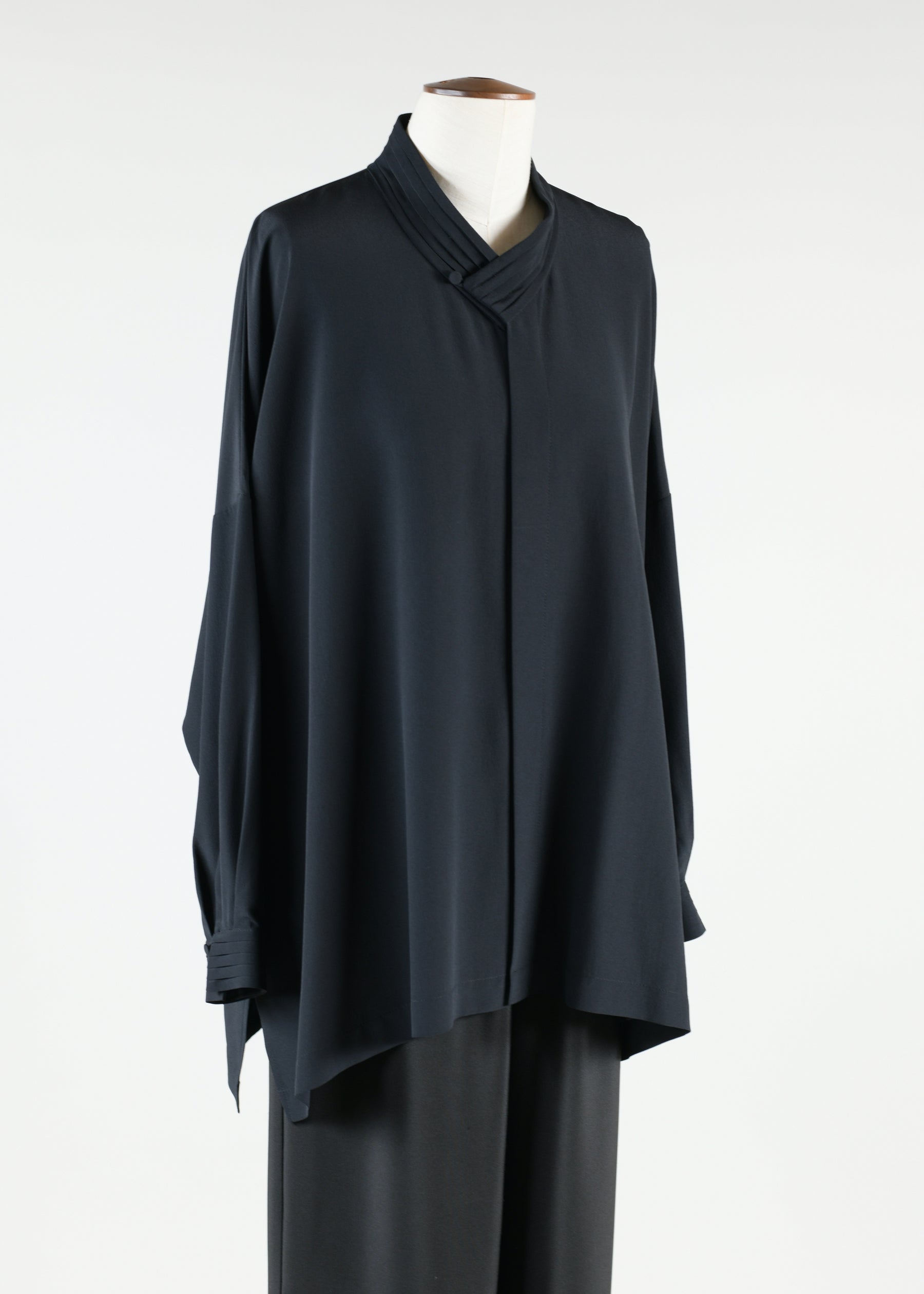 wide longer back v-neck shirt with pleated collar and cuffs - long