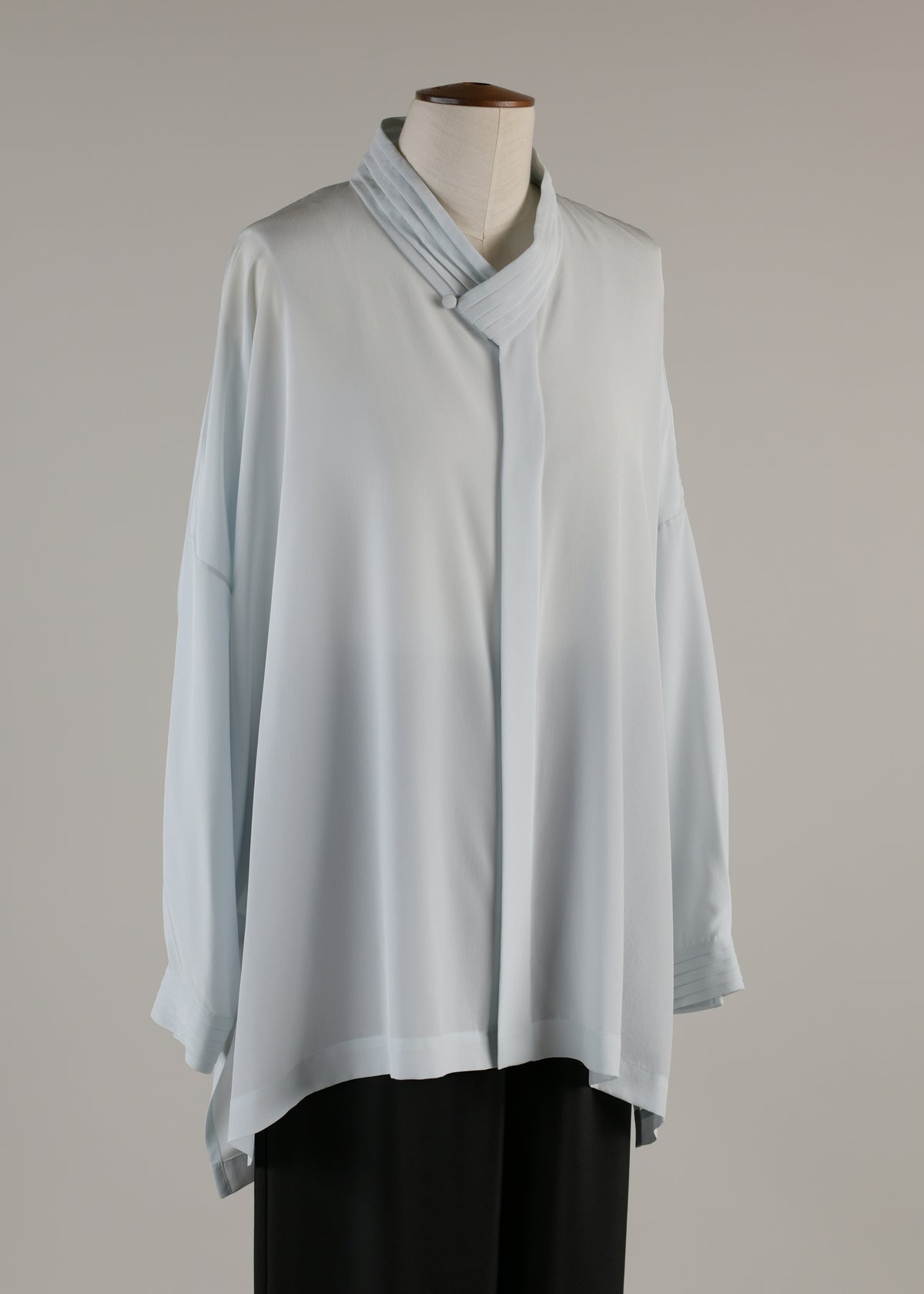 wide longer back v-neck shirt with pleat collar and cuffs - long
