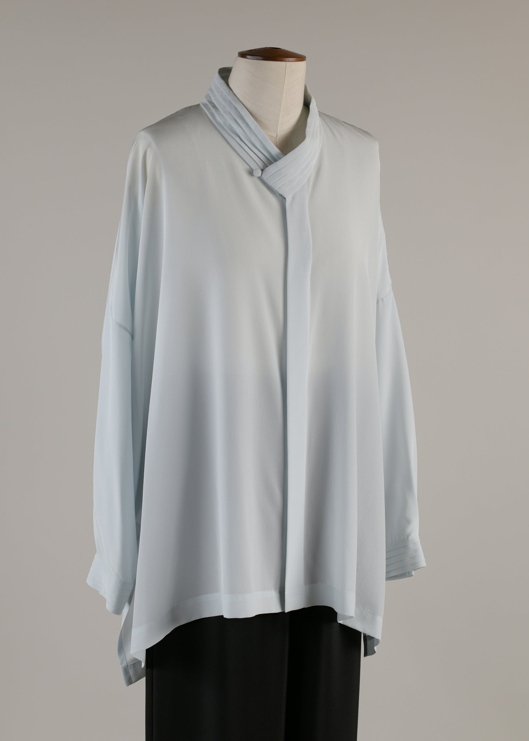 wide longer back v-neck shirt with pleat collar and cuffs - long