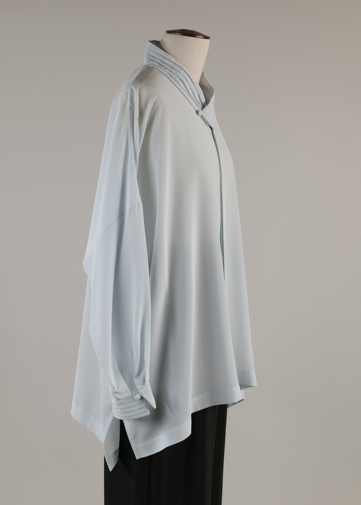 wide longer back v-neck shirt with pleat collar and cuffs - long