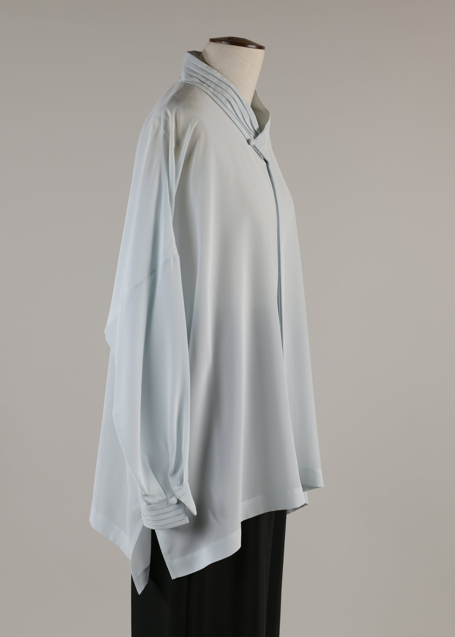 wide longer back v-neck shirt with pleat collar and cuffs - long