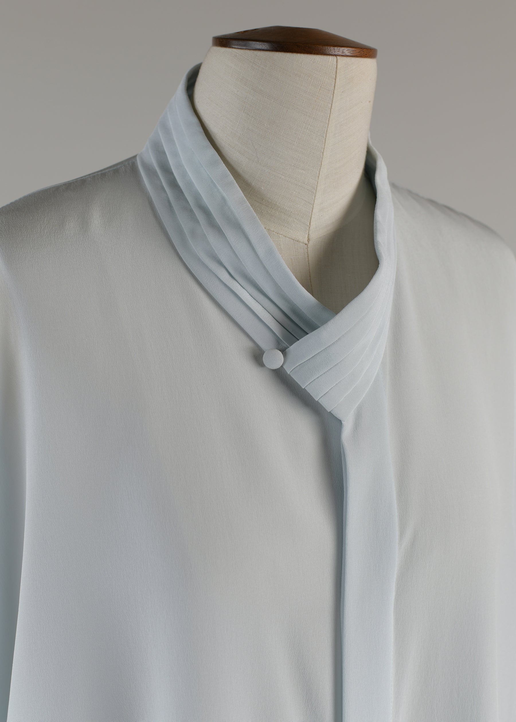 wide longer back v-neck shirt with pleat collar and cuffs - long