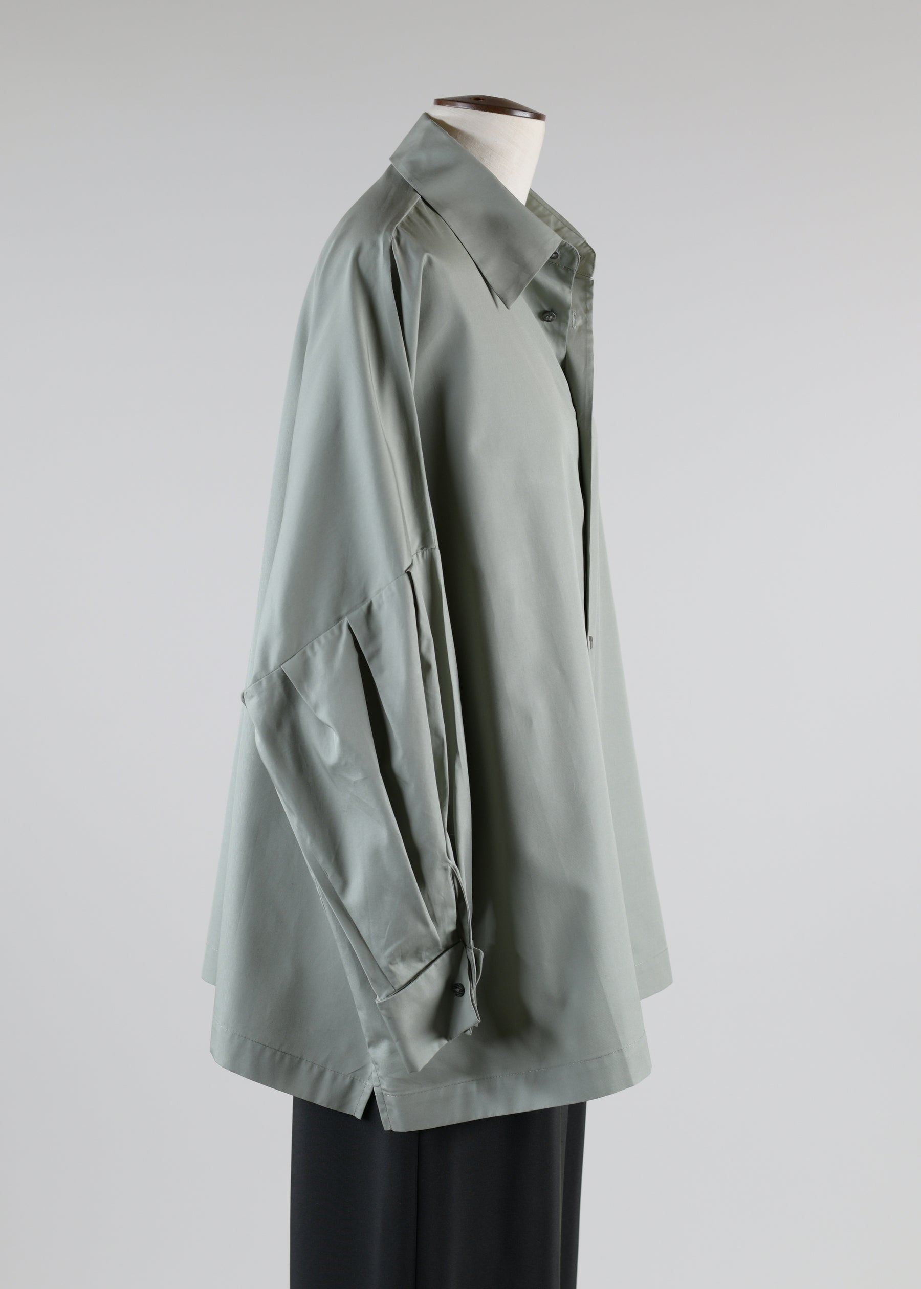 sloped shoulder square shirt with collar and pleated sleeve - long