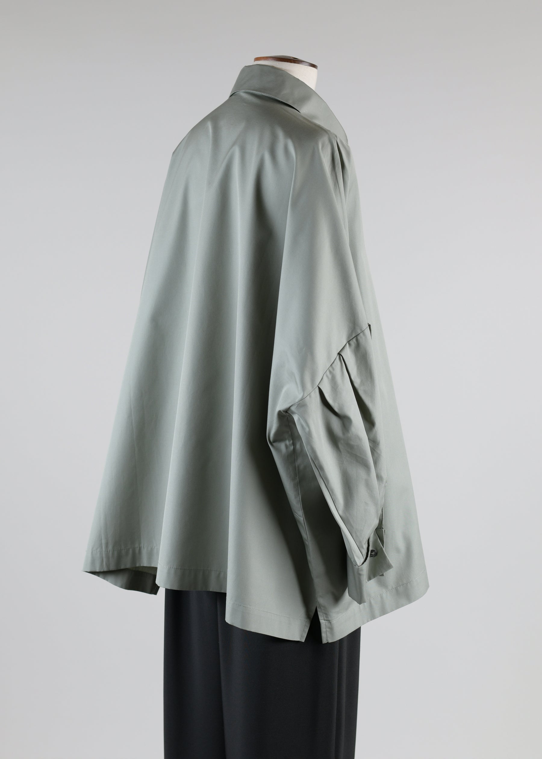 sloped shoulder square shirt with collar and pleated sleeve - long