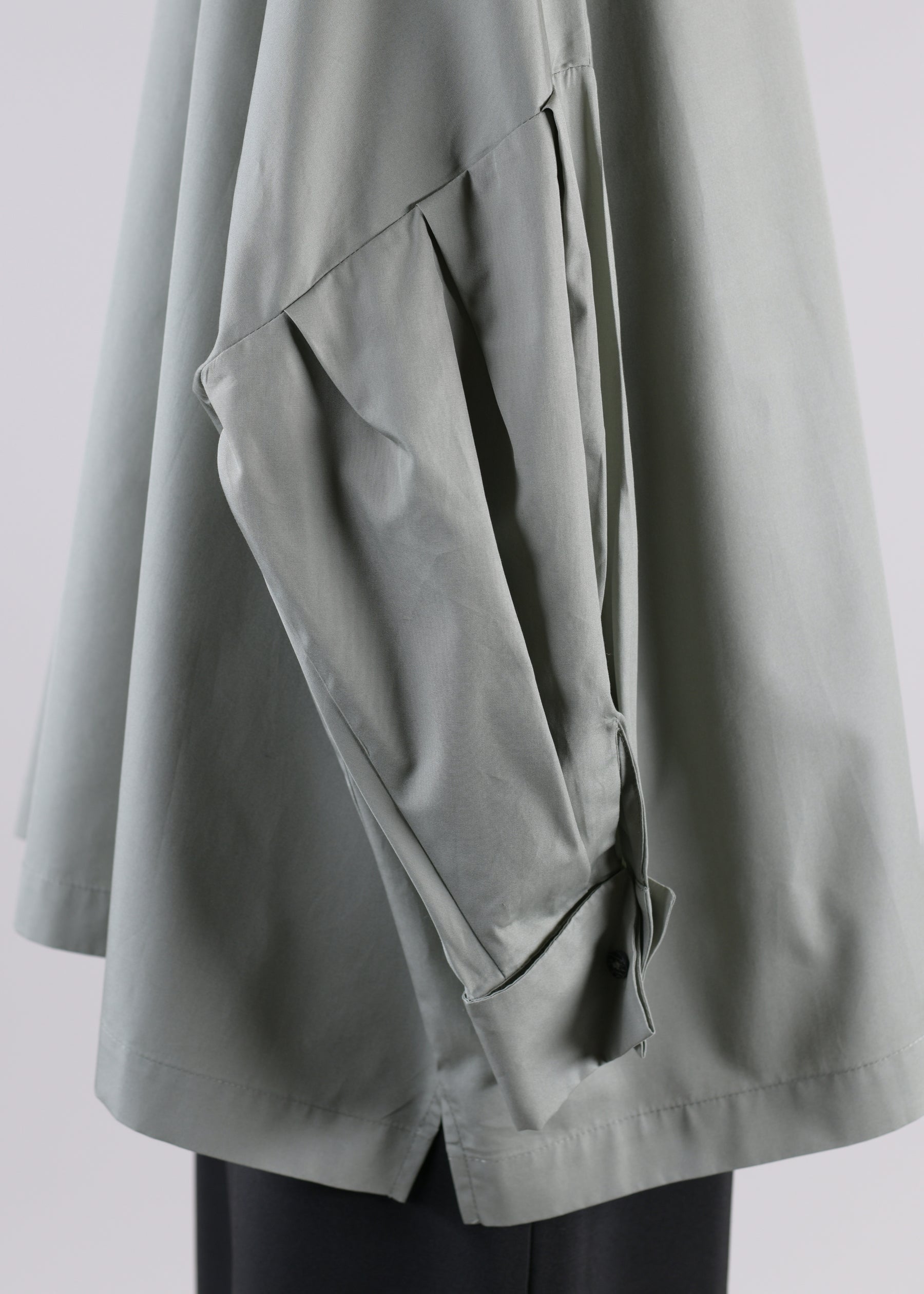 sloped shoulder square shirt with collar and pleated sleeve - long