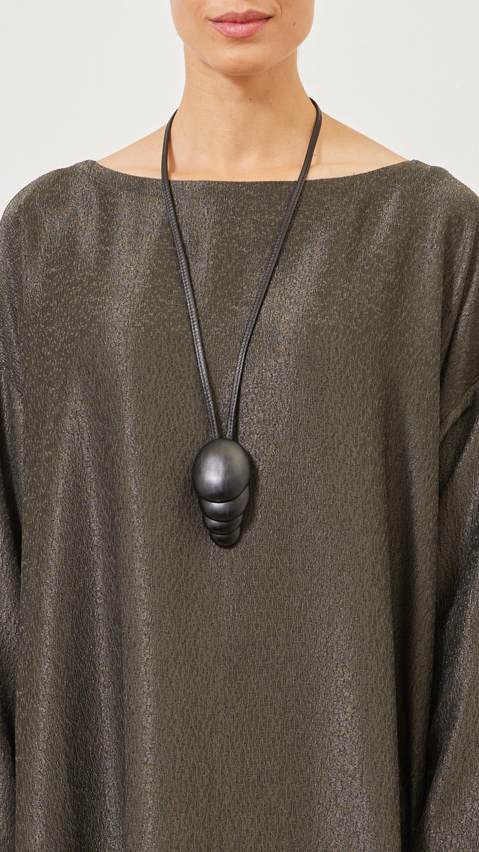 staggered four disc pendant in black