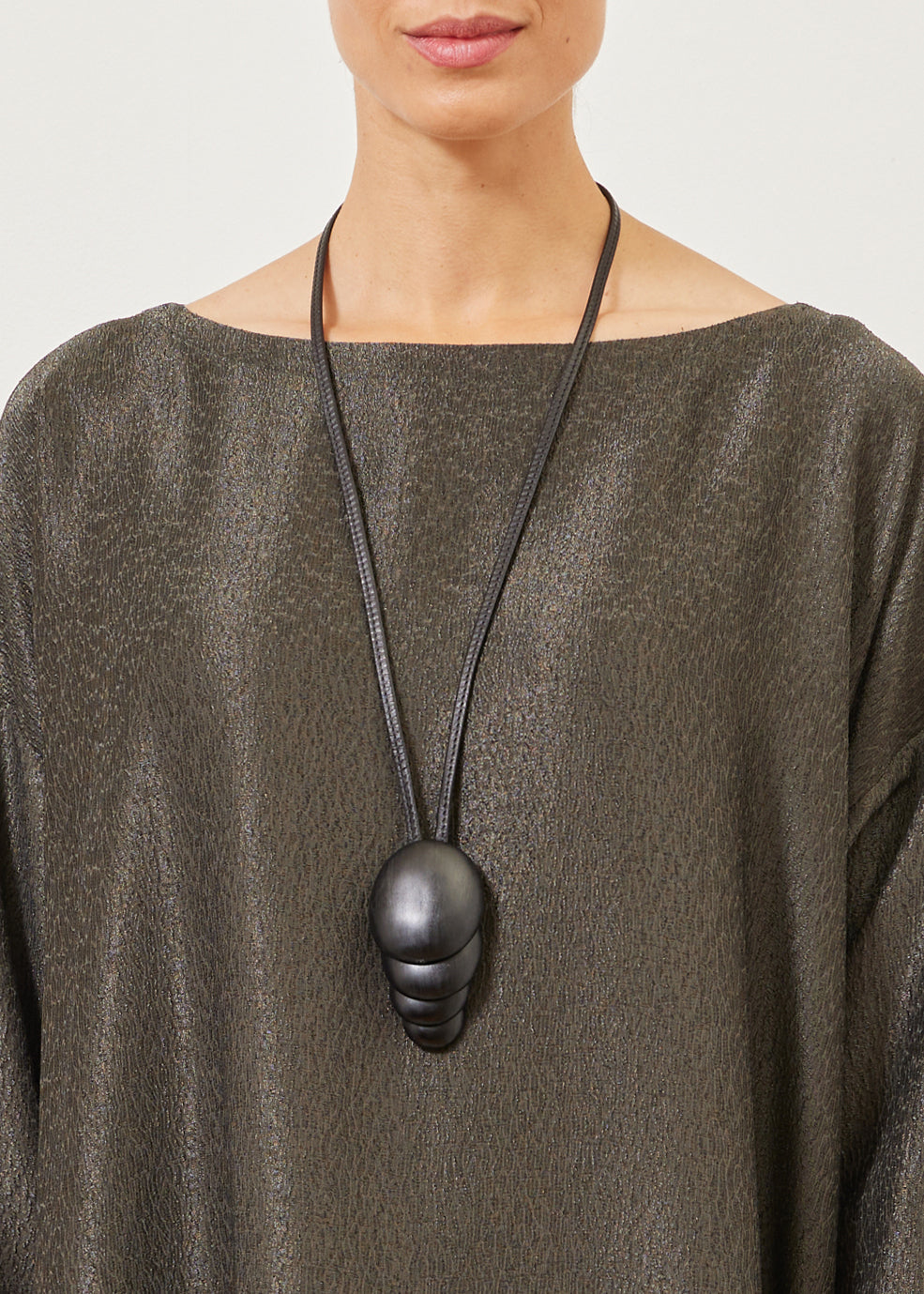 staggered four disc pendant in black