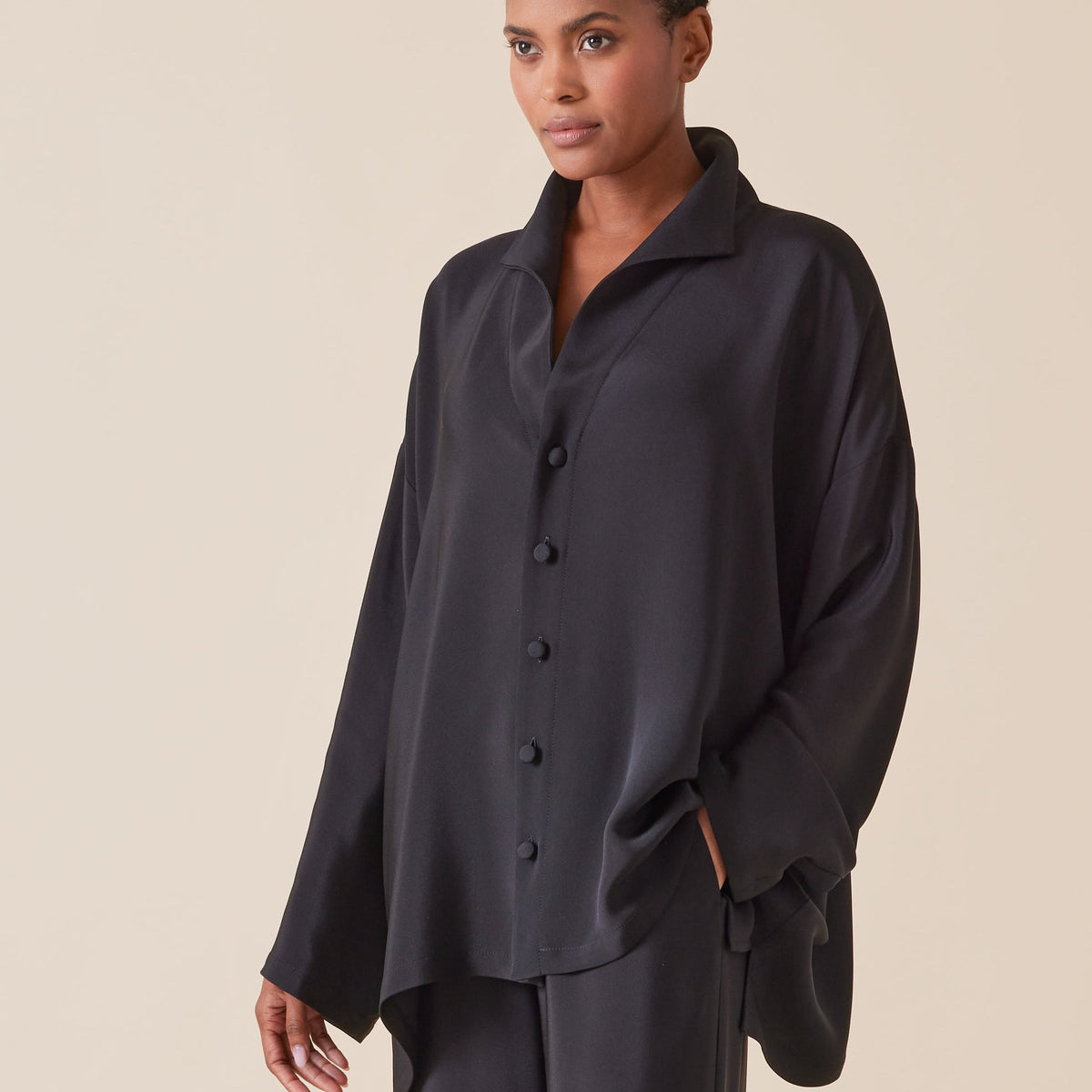 トップス chieko+ plain satin shirt トップス chieko+ plain satin shirt Shirt Silk Grey | Kiton