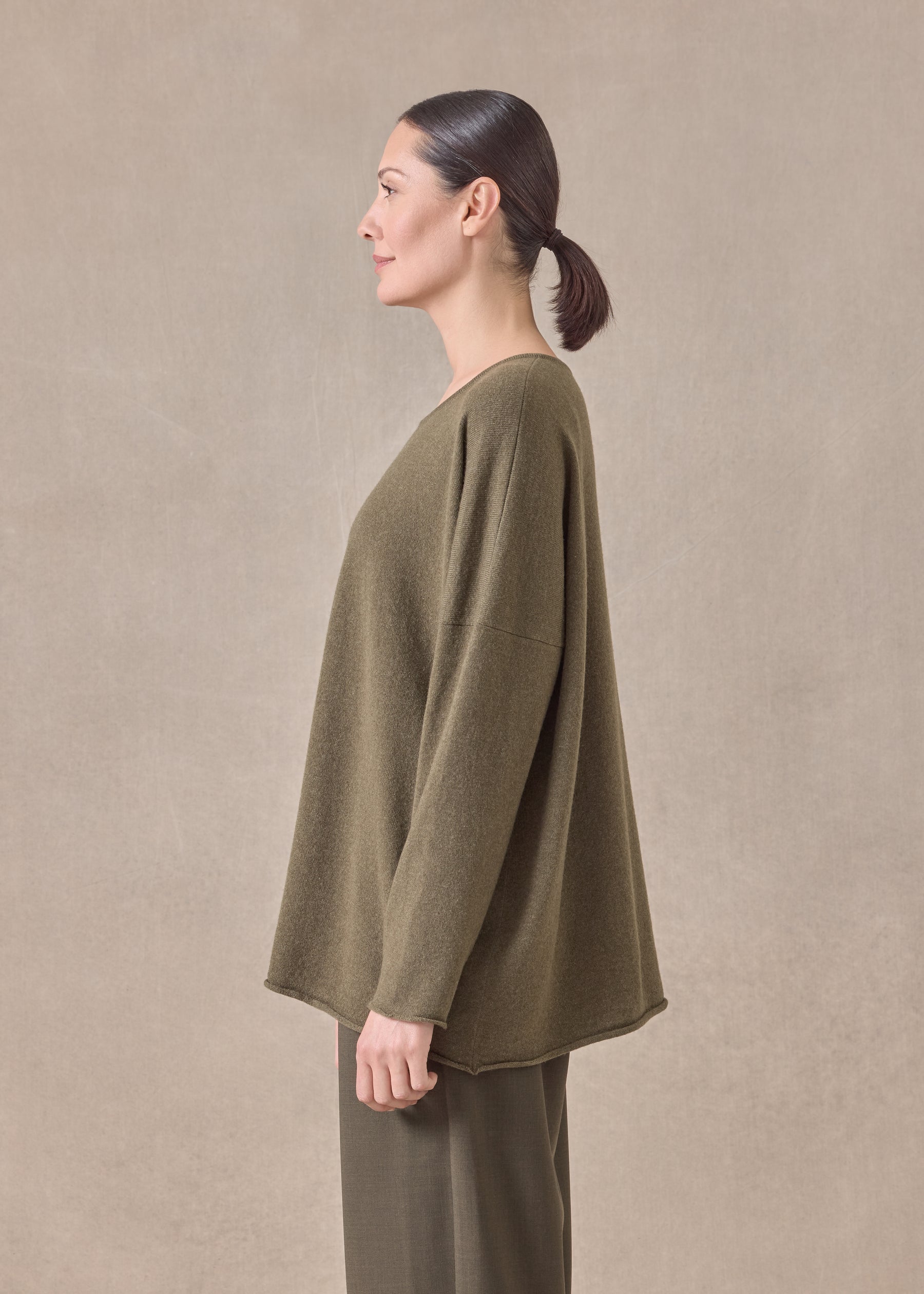 cashmere slim sleeve raw edge bateau neck - mid plus